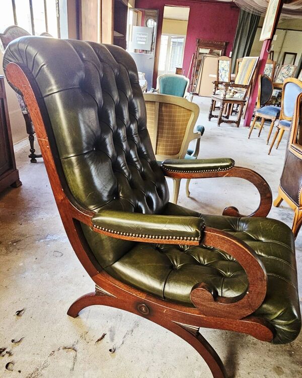 Paire de fauteuils cuir capitonnés style Chesterfield / club anglais