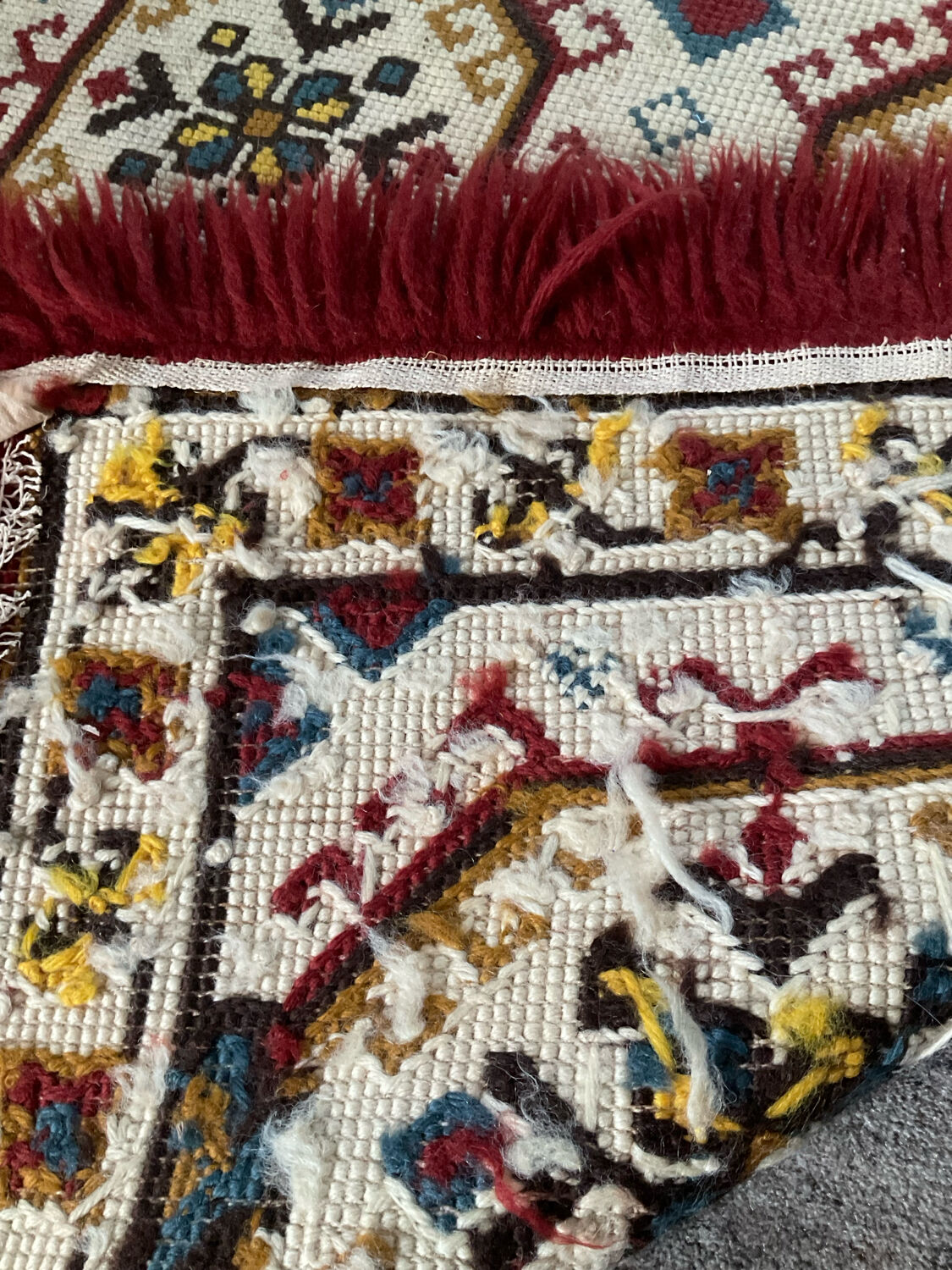 Tapis vintage en laine et frange