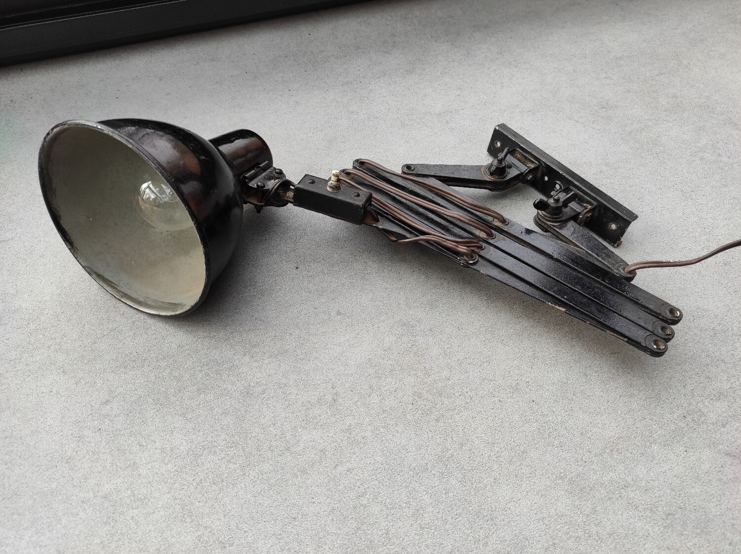 Accordion workshop lamp