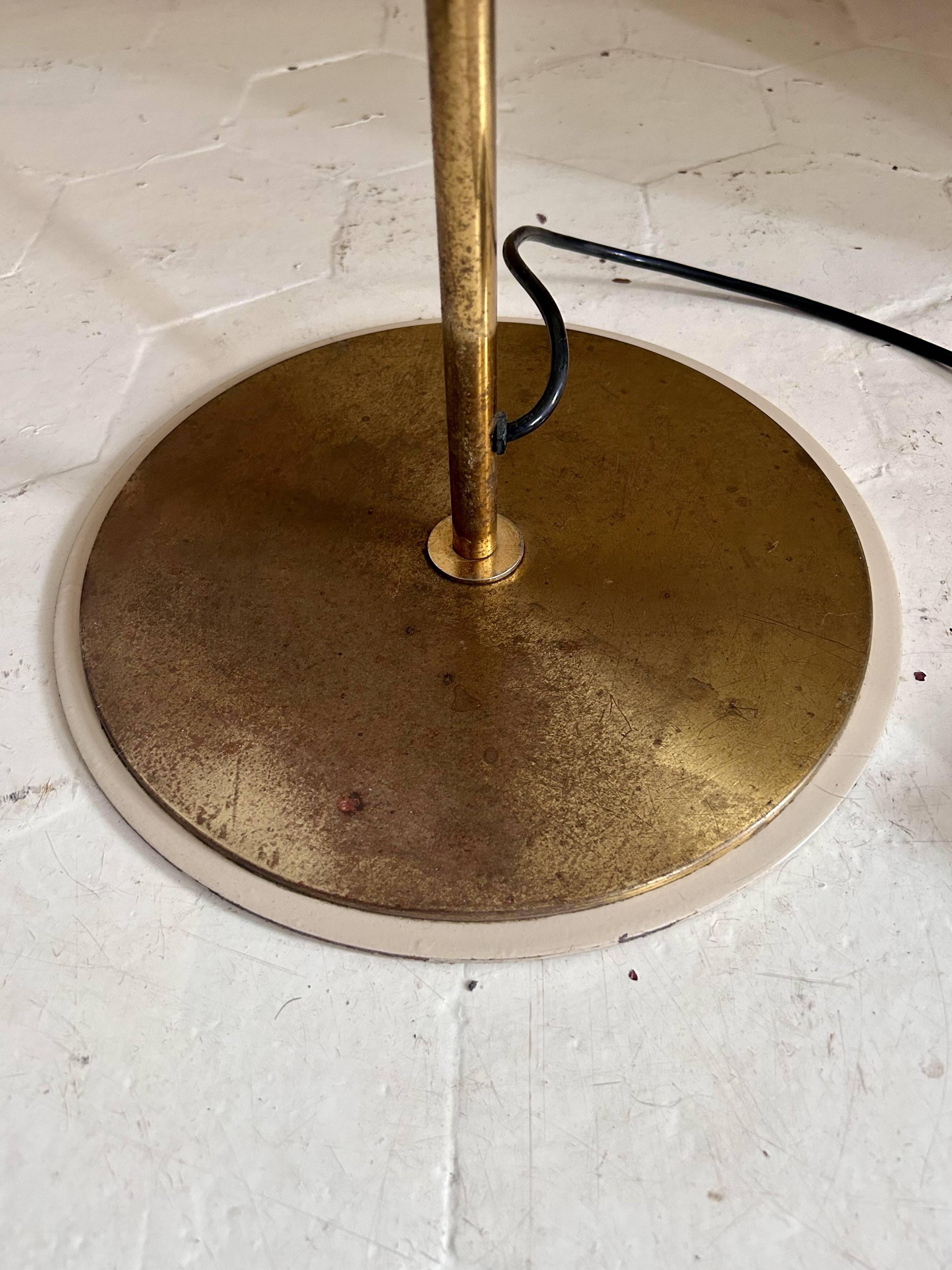 Lampadaire vintage, laiton massif et métal laqué crème, Italie 1970