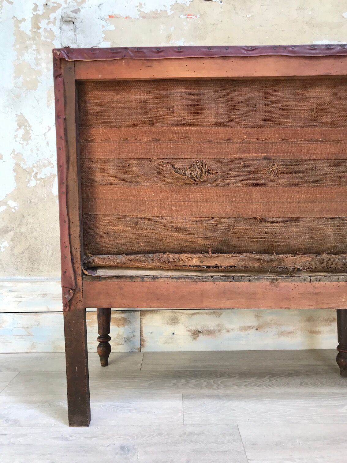 Bistro bench in burgundy leather