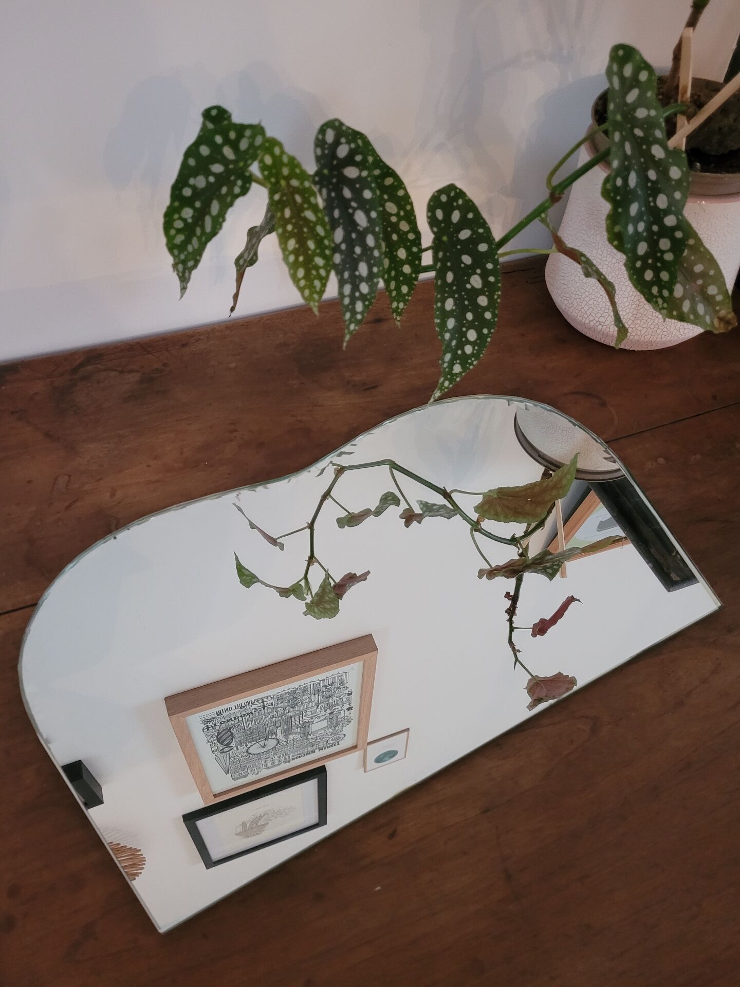 Small bevelled mirror to place