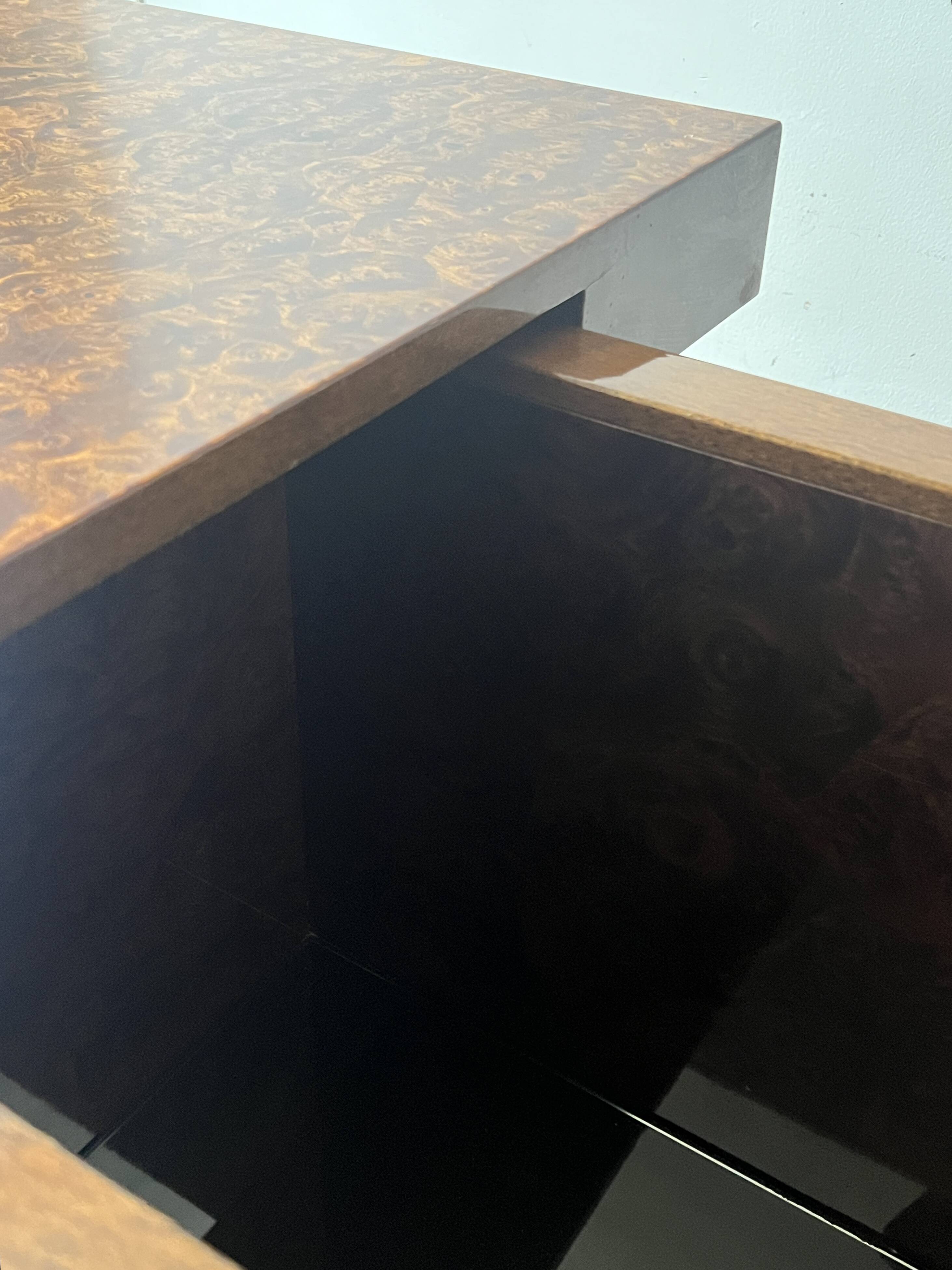 Table basse bar à tiroir en loupe d'orme, Maison Lancel 1970