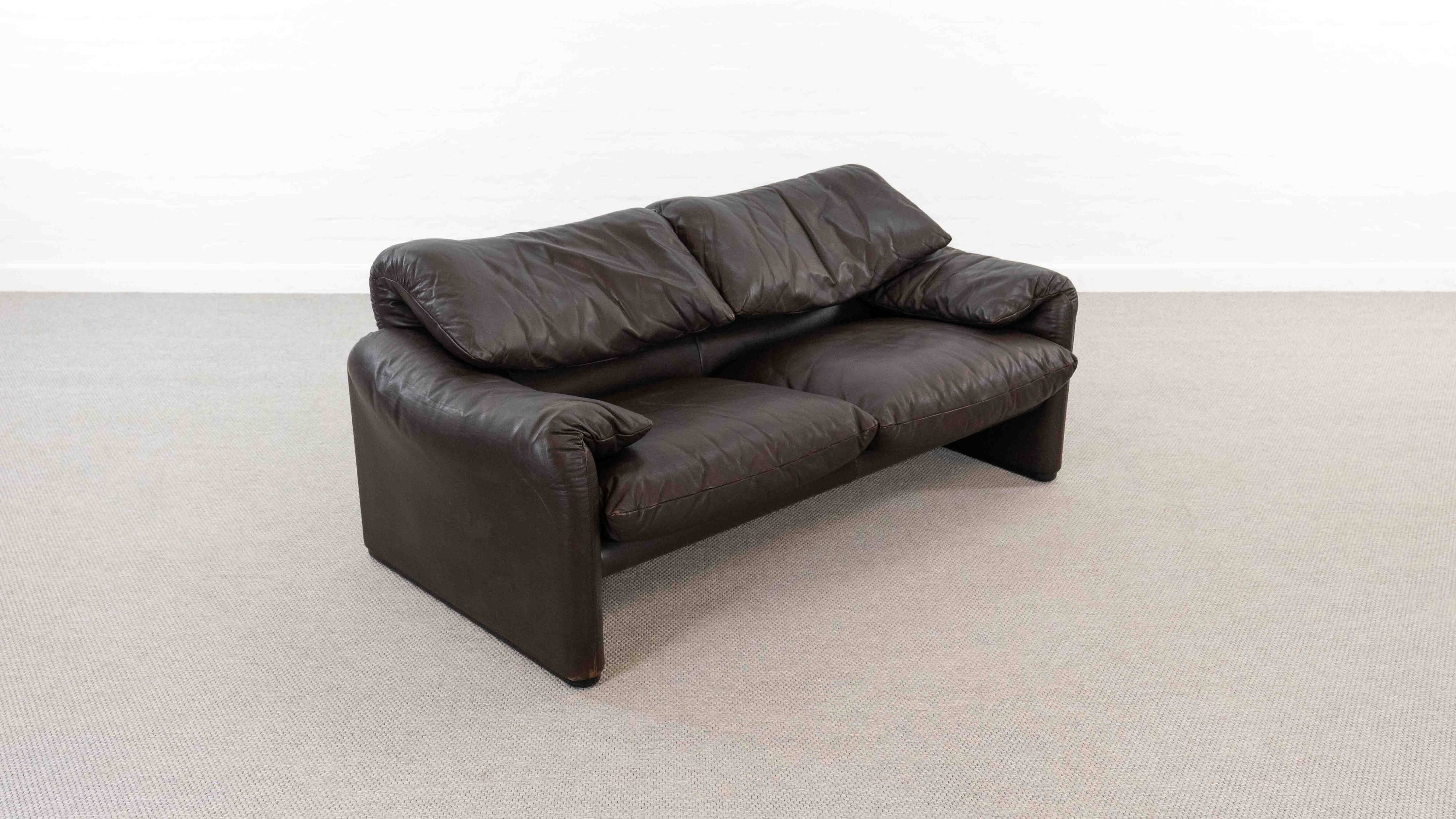 Brown leather 2-seater sofa Cassina Maralunga by Vico Magistretti