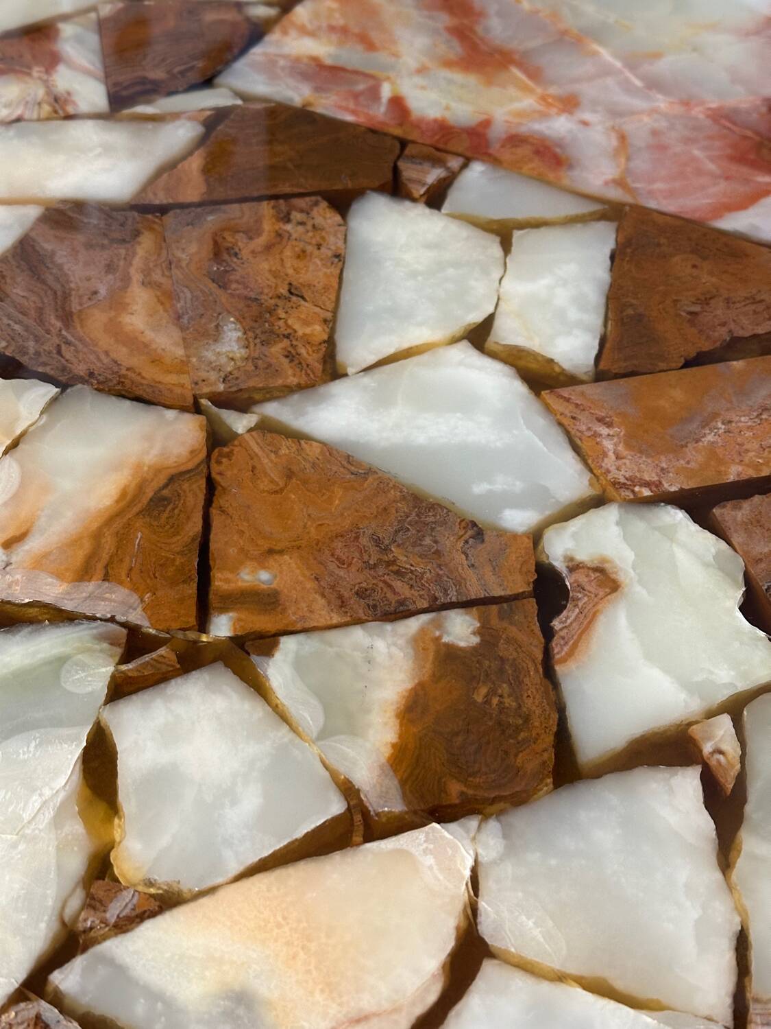 Round coffee table in onyx-like resin and chrome-plated metal, 1970s