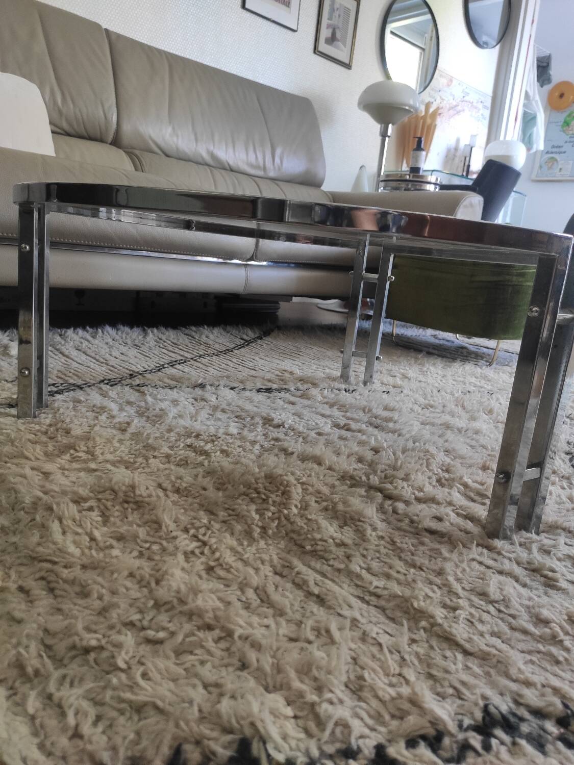 Round coffee table in smoked glass with chrome legs