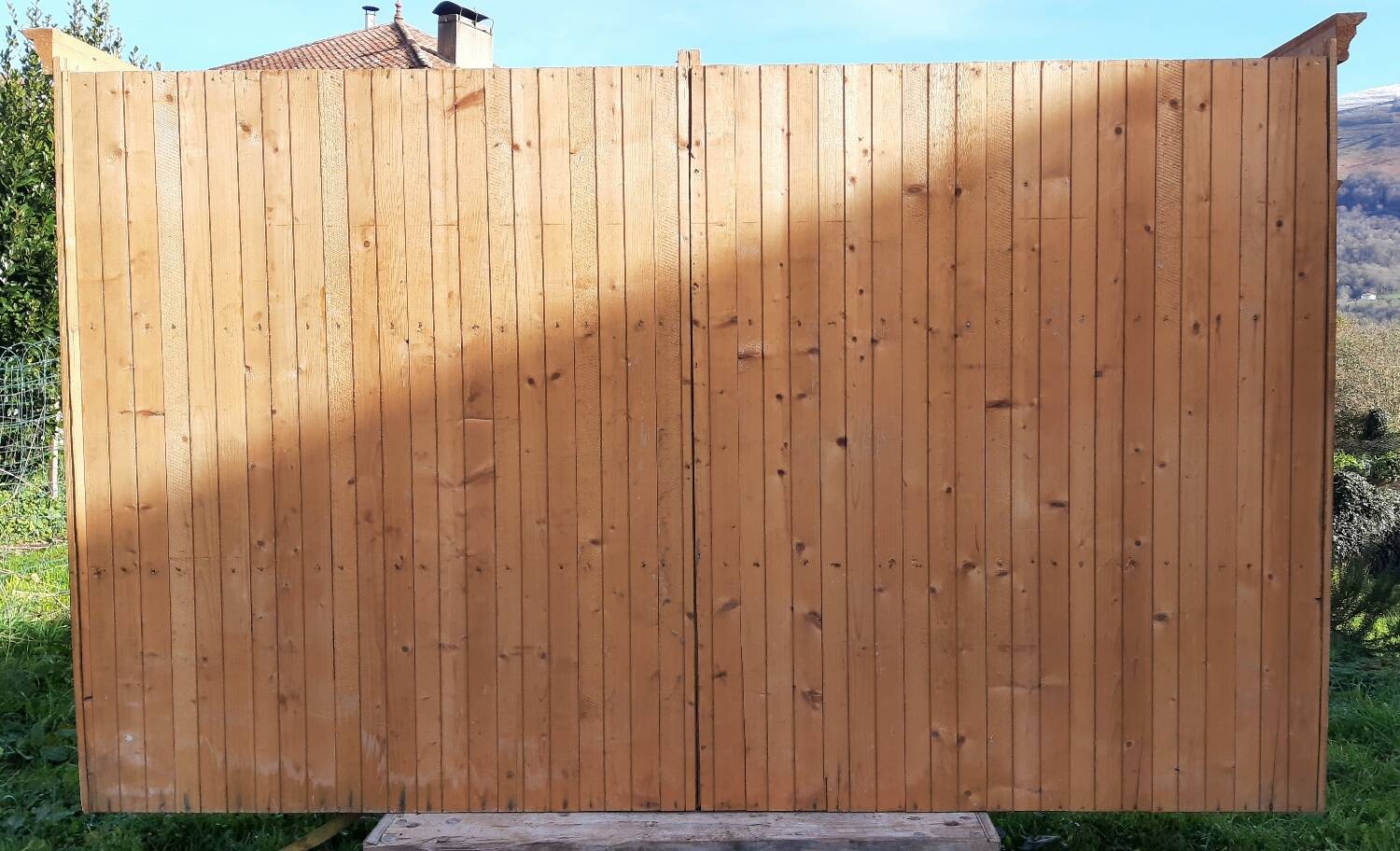 Pine bookcase (251 x 49 x height 288 cm)