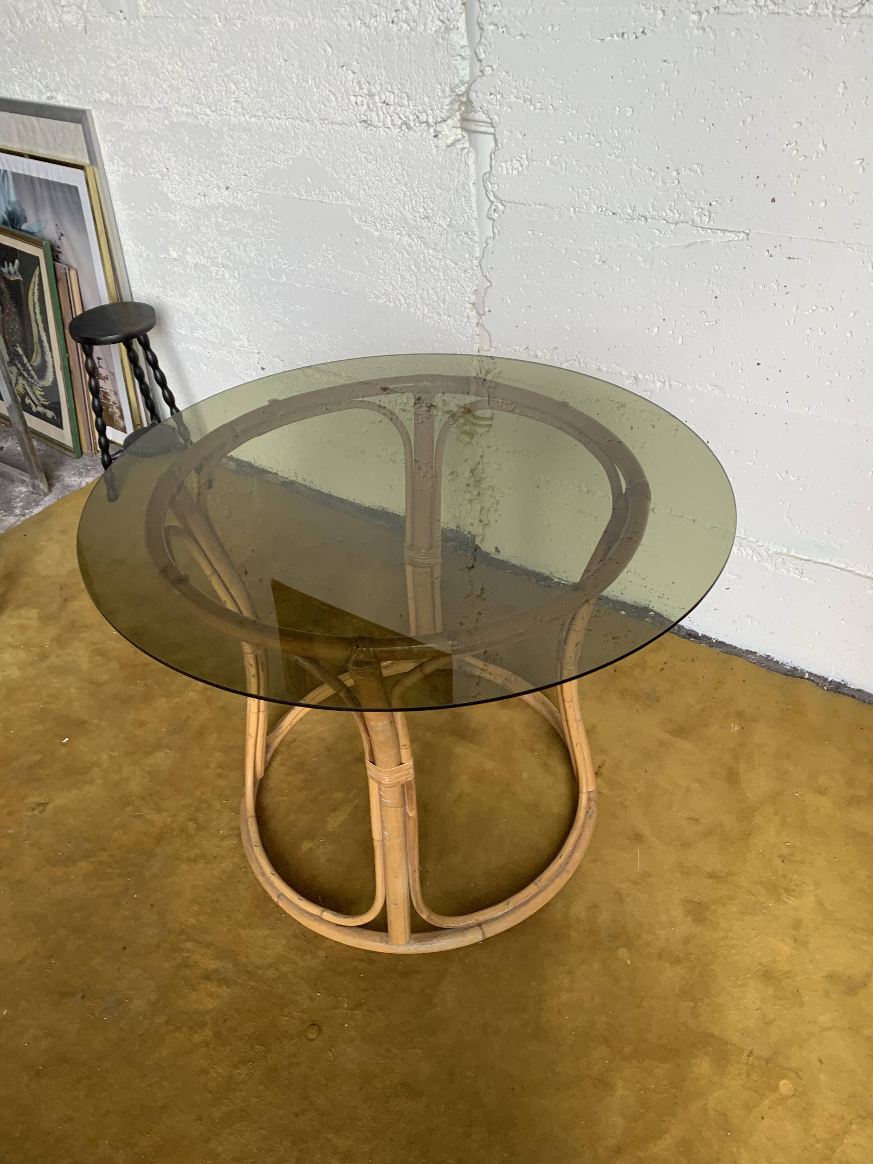 Round dining table with bamboo legs