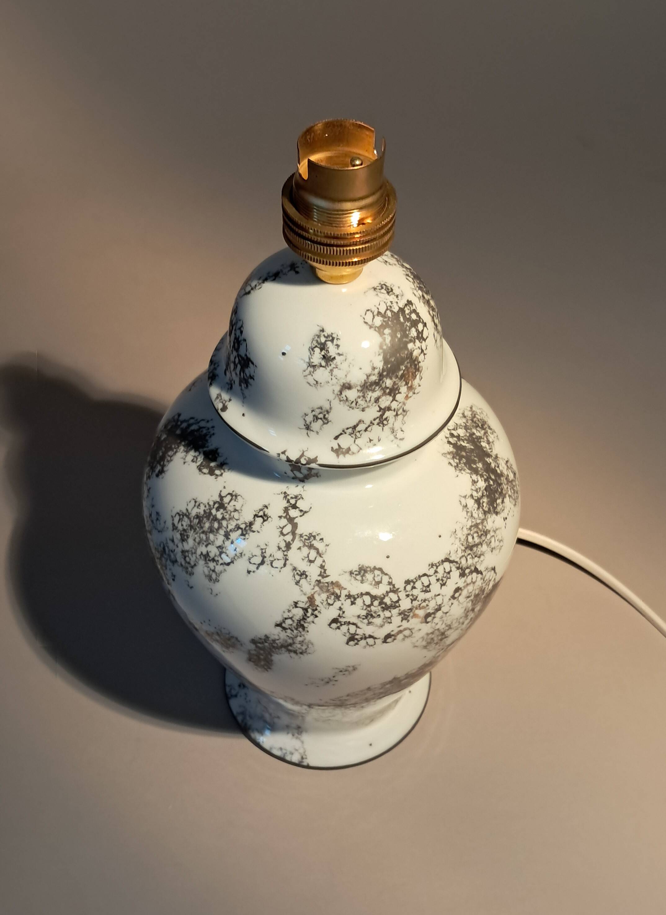 Fine porcelain lamp, hand-painted decoration. Laure Selignac, Paris.