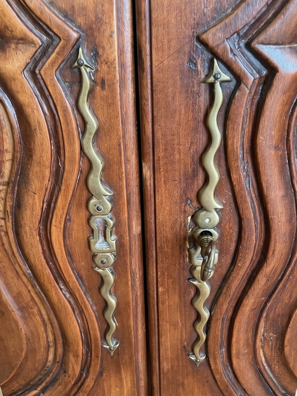 Buffet bas ancien style Louis XV en bois massif