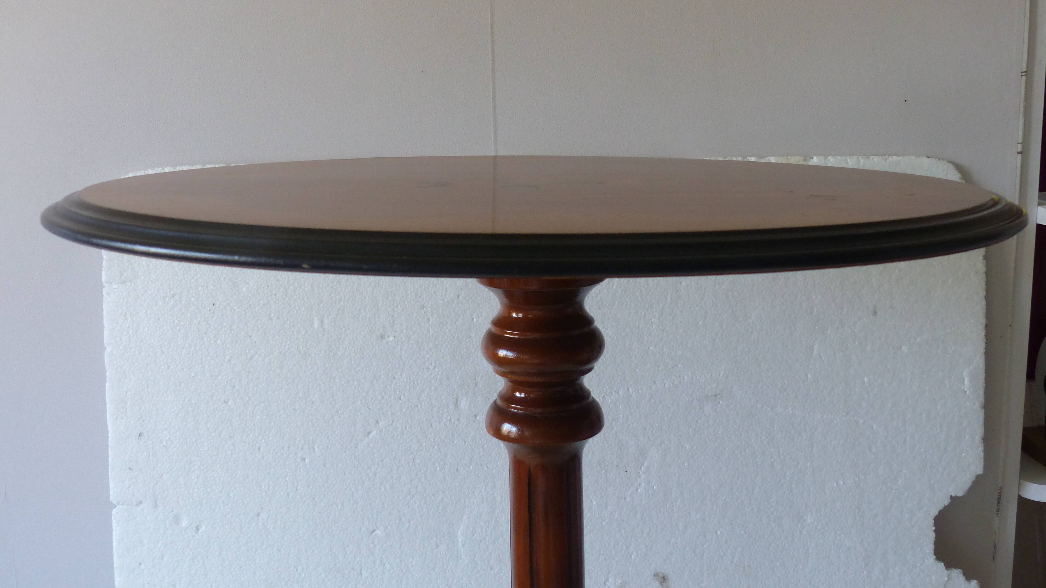 Oval pedestal table