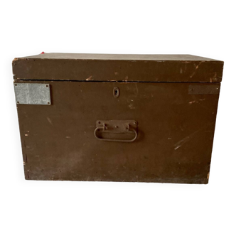 Boîte coffre en bois foncé poignée métal sur le devant