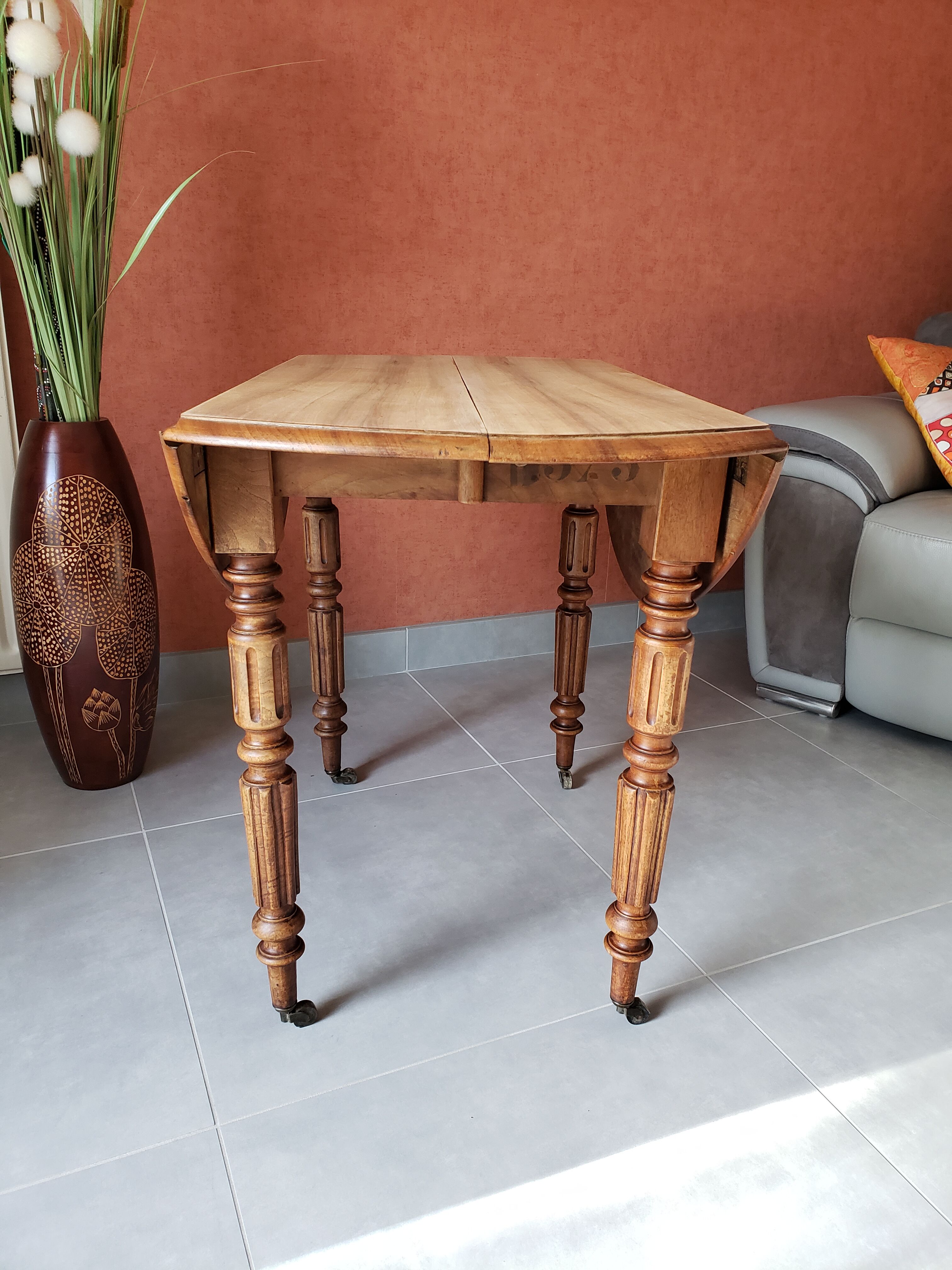 Old round table in walnut with flaps Louis Philippe