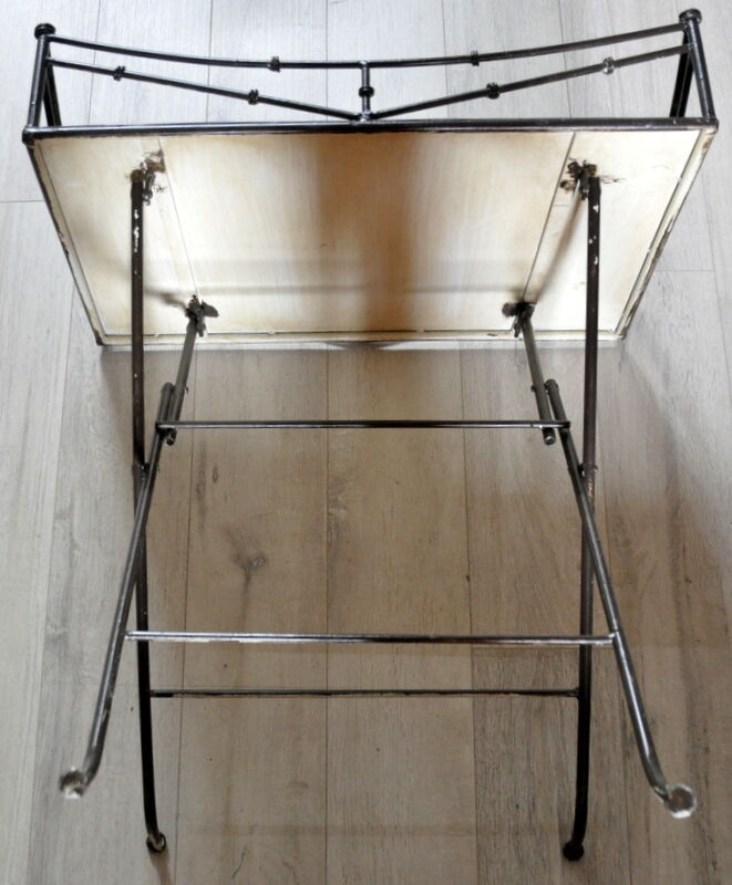 Garden table, low and foldable