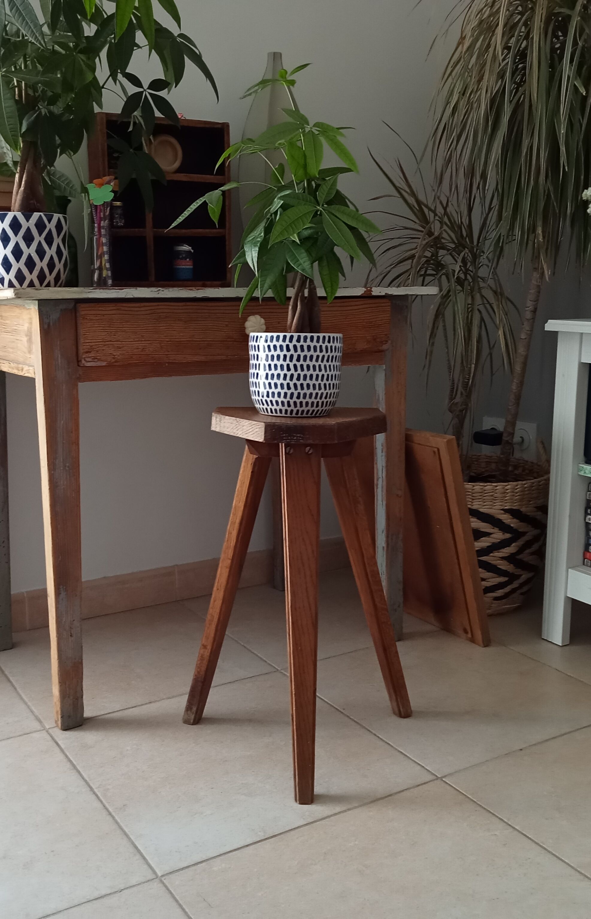 Vintage tripod stool 70s