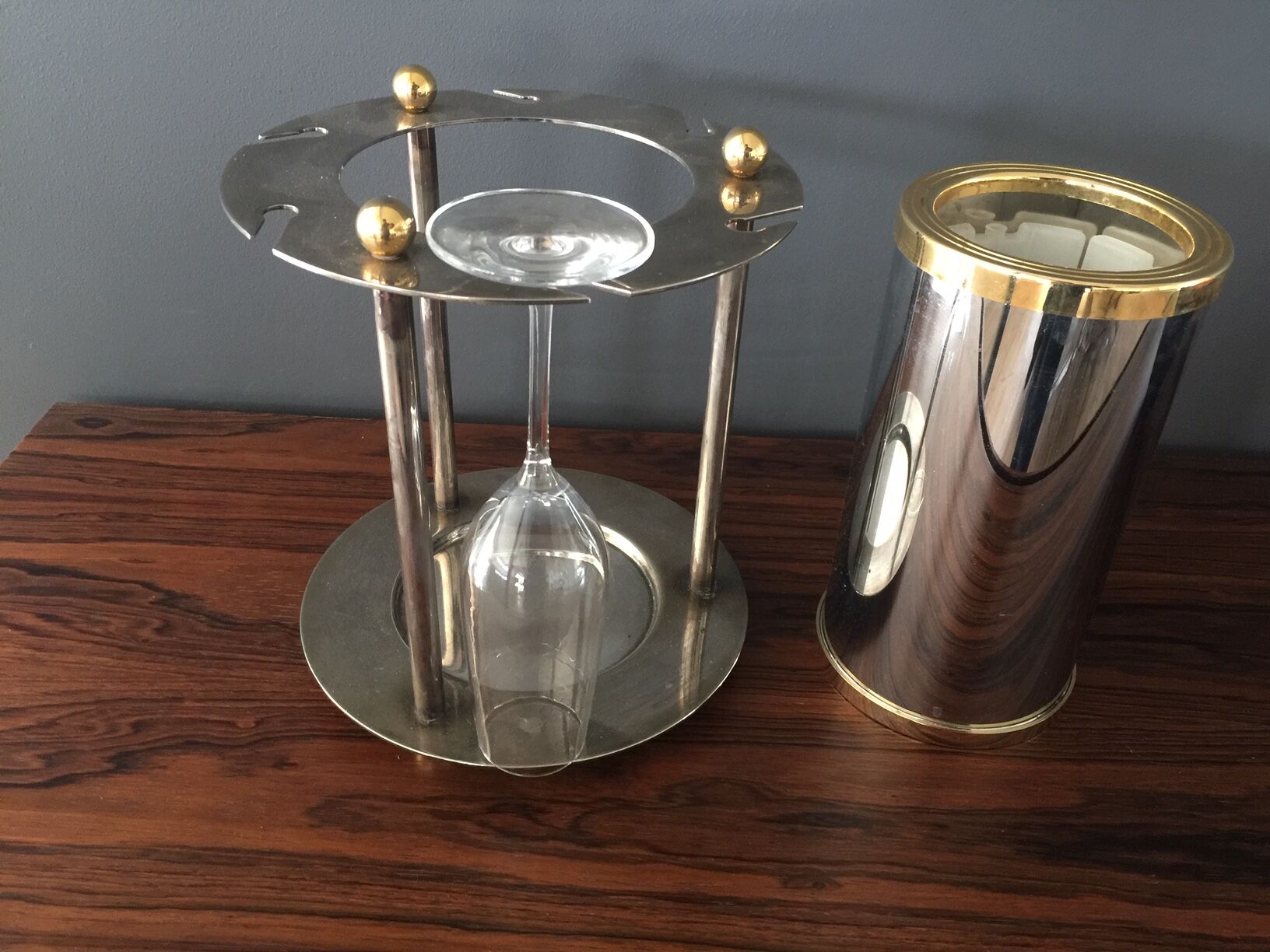 Wine or champagne cooler with door glasses