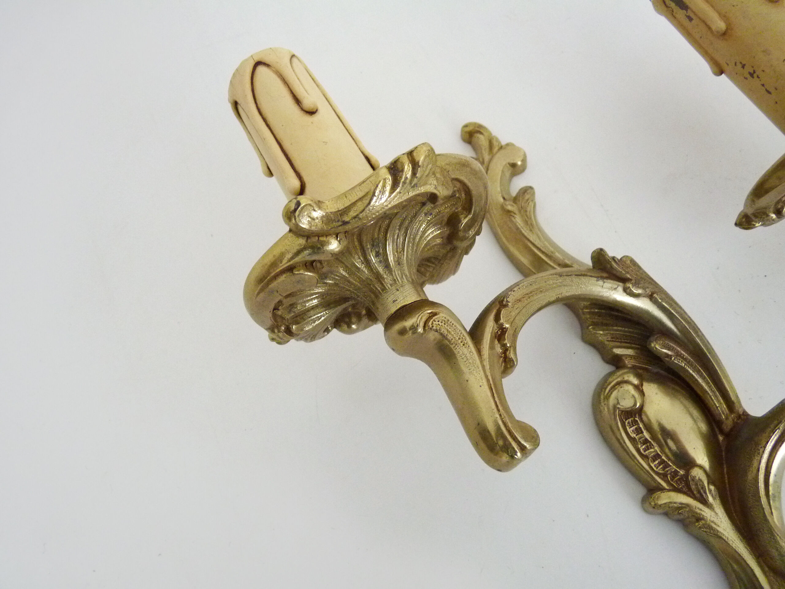 Antique double wall sconce in bronze, acanthus leaf design.