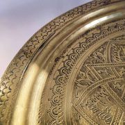 Table basse en bois nacre et plateau en laiton, travail Syrien