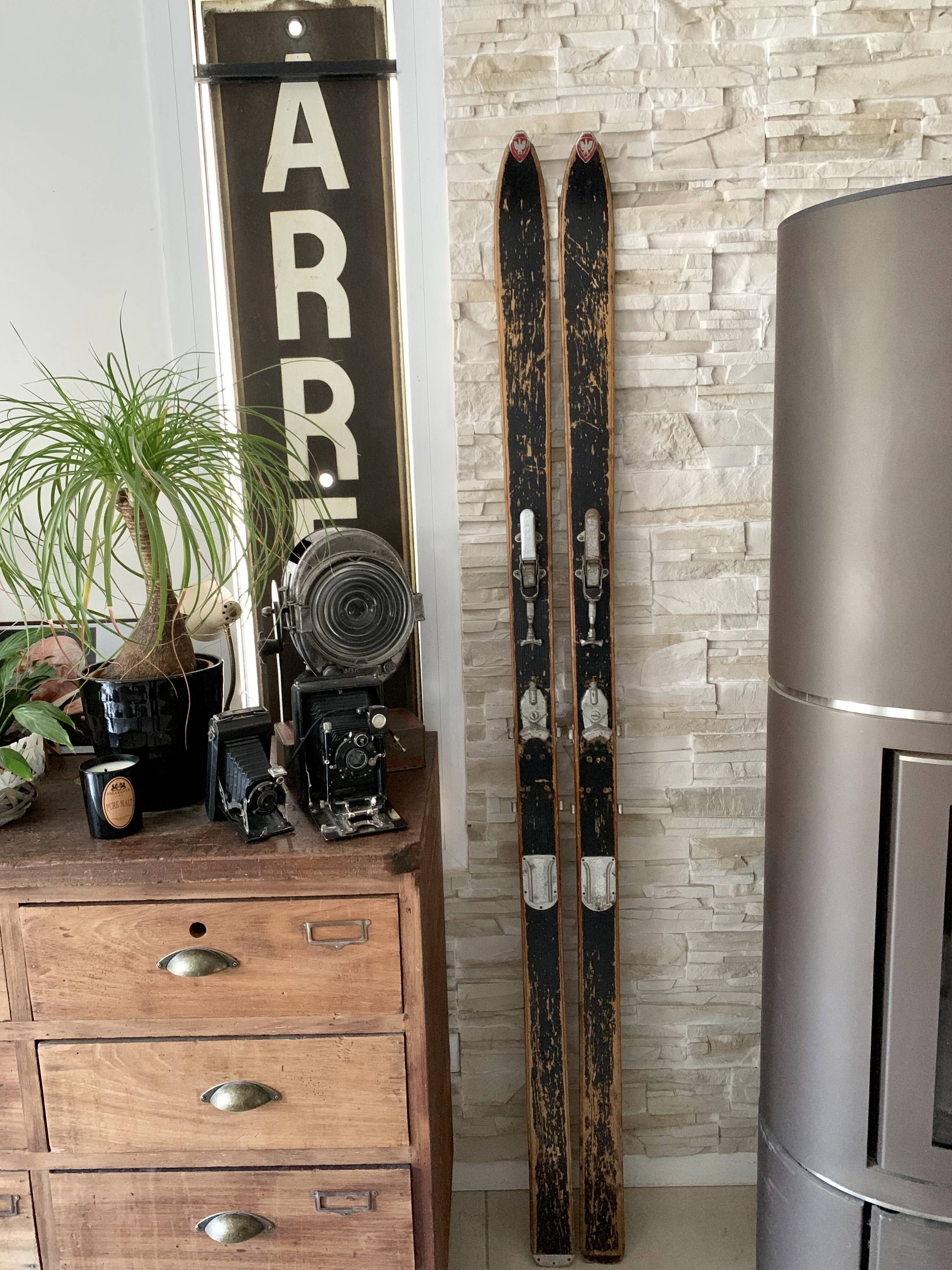 Paire de ski vintage en bois