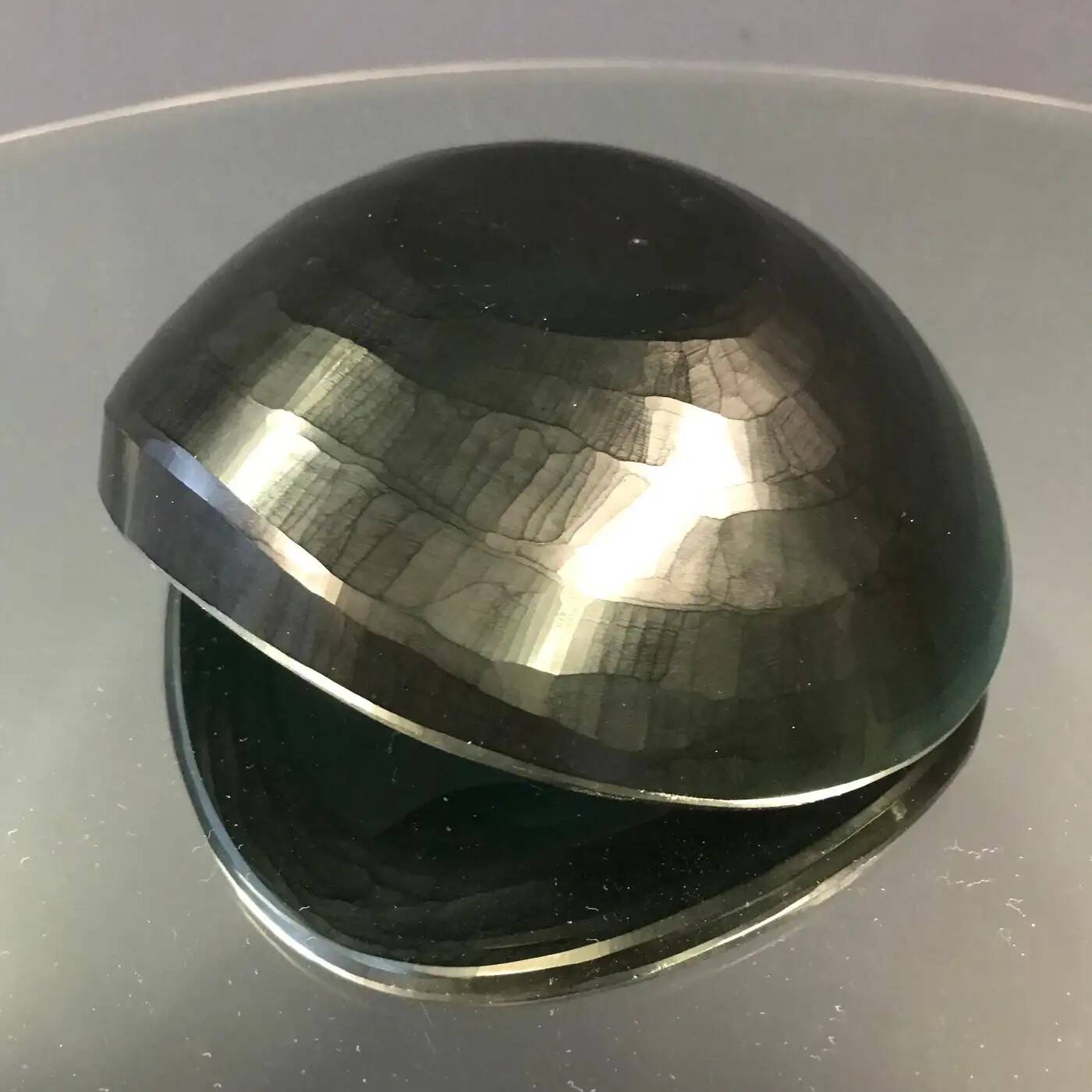 Cendrier en verre vert vintage en forme de larme