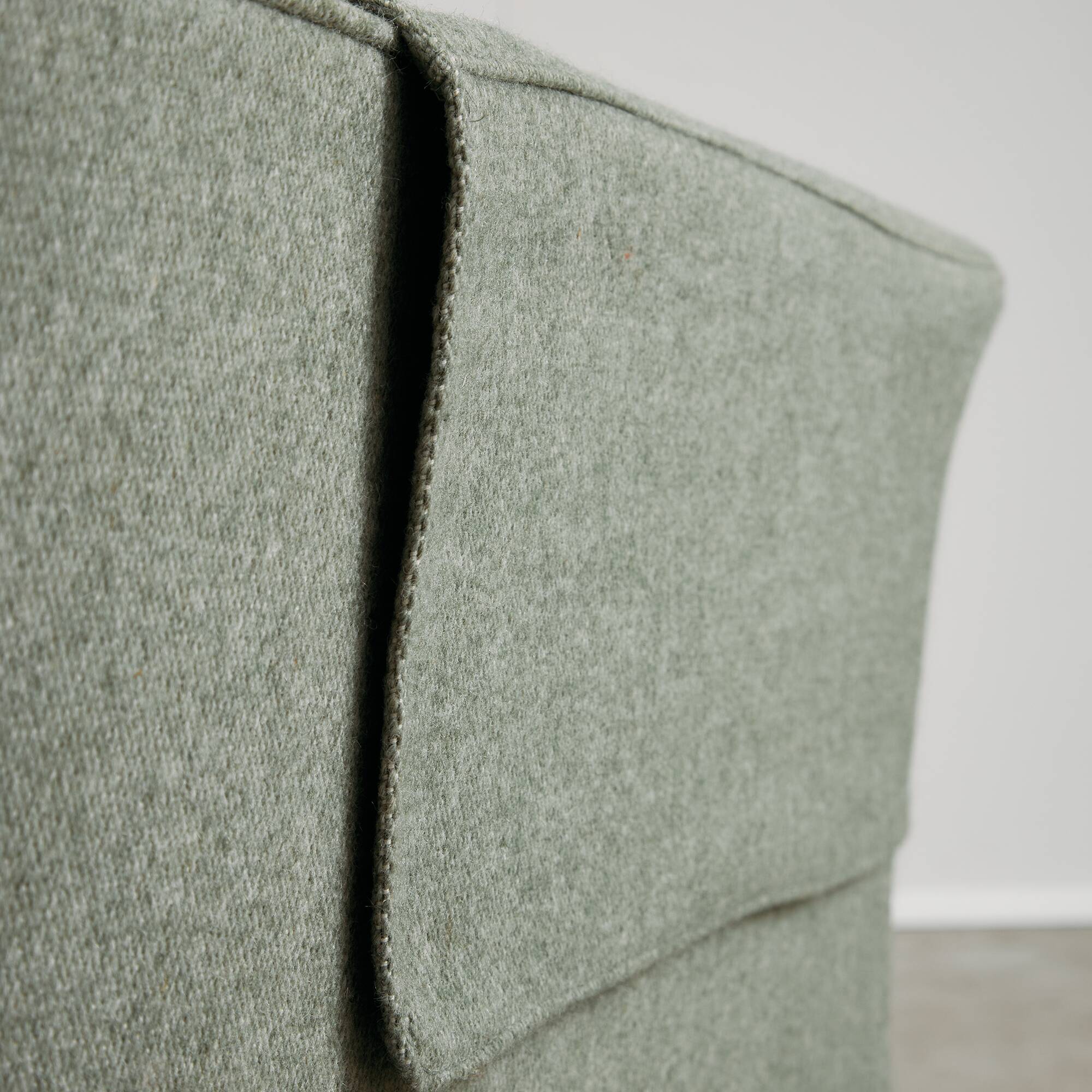 Canapé trois places en bois de cerisier du milieu du siècle