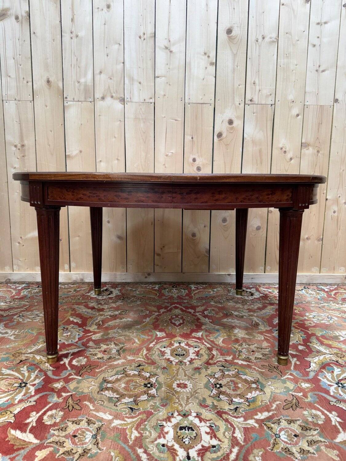 Extendable oval table in Louis XVI style – Mottled mahogany – 19th century
