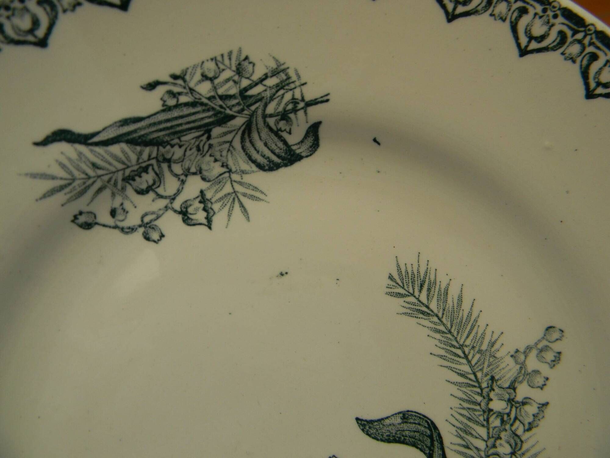 Set of 4 flat plates in saint amand earthenware. lily of the valley decor.