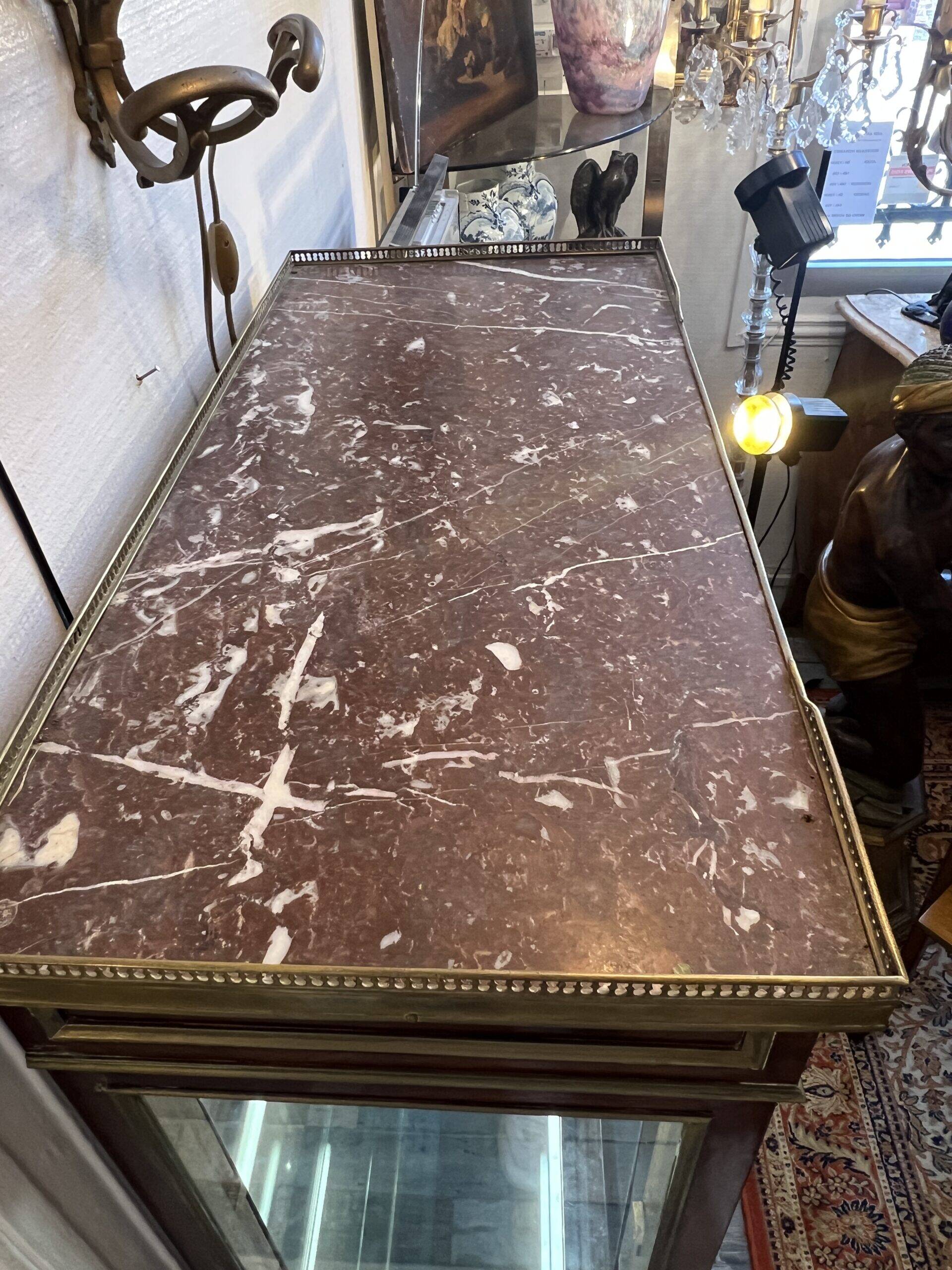 Louis XVI style display cabinet, in mahogany and mahogany veneer, with a red marble top with gallery