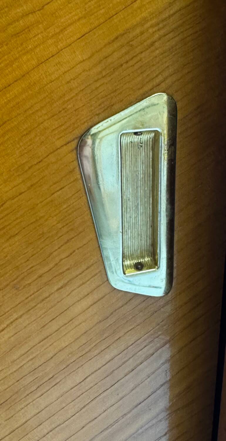 Armoire vintage à pieds compas