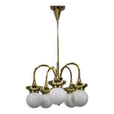 Lustre Art Déco tchécoslovaque des années 1930 en laiton avec cinq globes en verre opalin