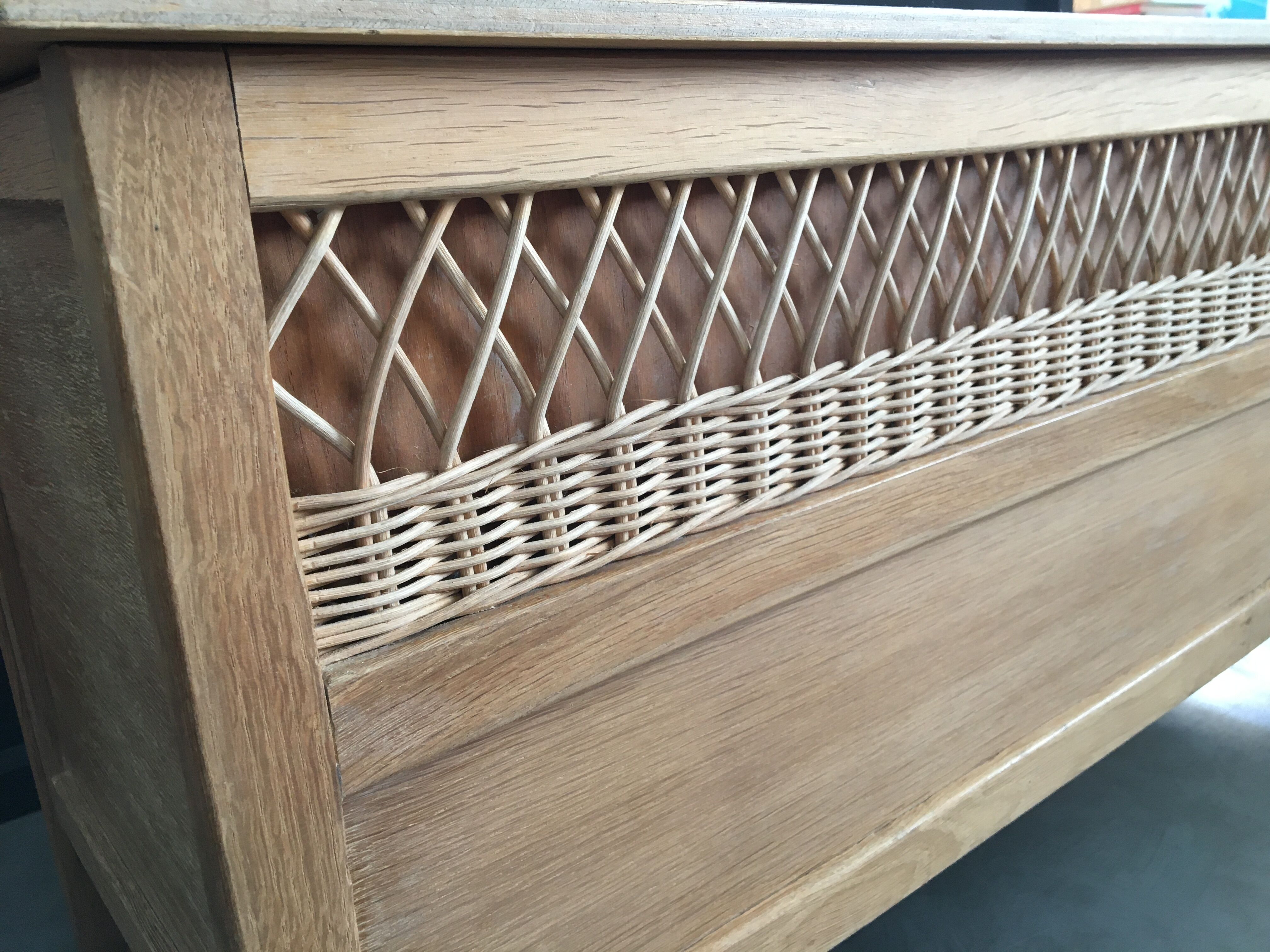 Coffre en bois et rotin