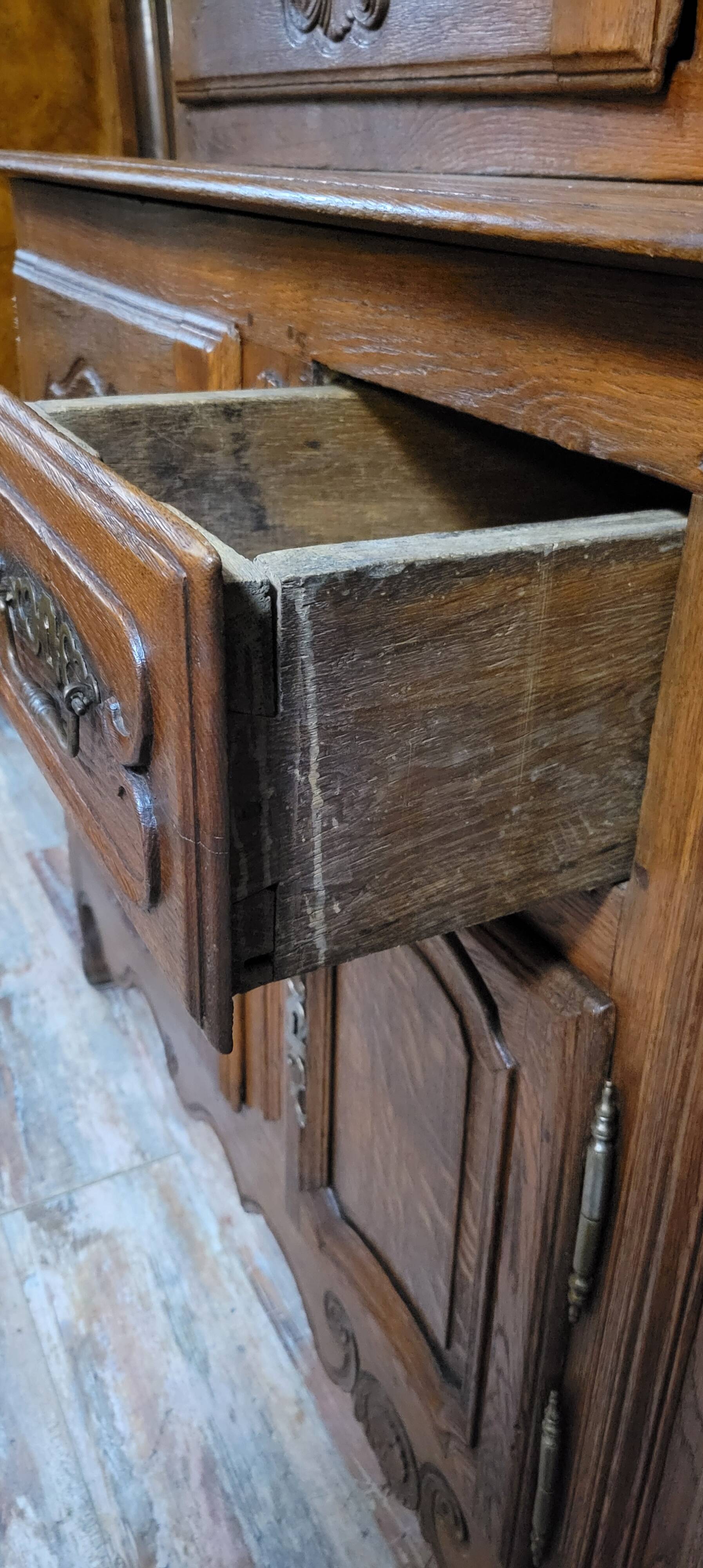 Important buffet deux corps époque Louis XV en chêne massif