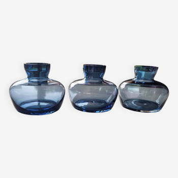 3 vases en verre bleu