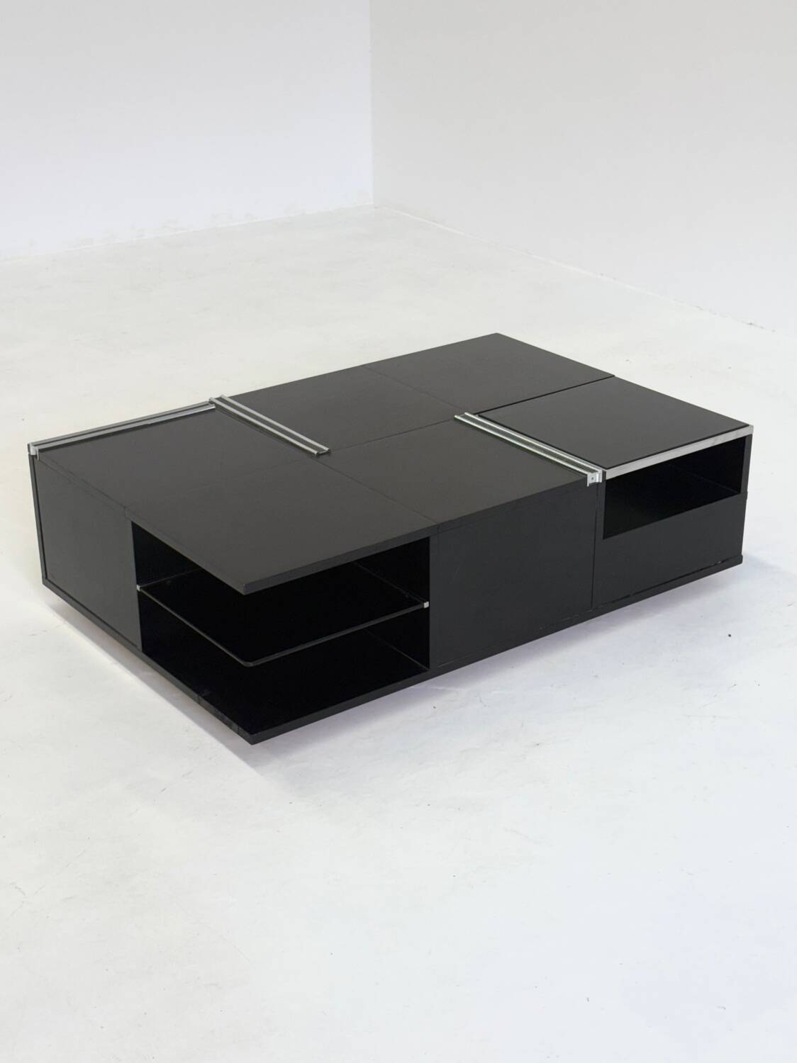 Table basse vintage en bois noir de Fiarm avec détails chromés