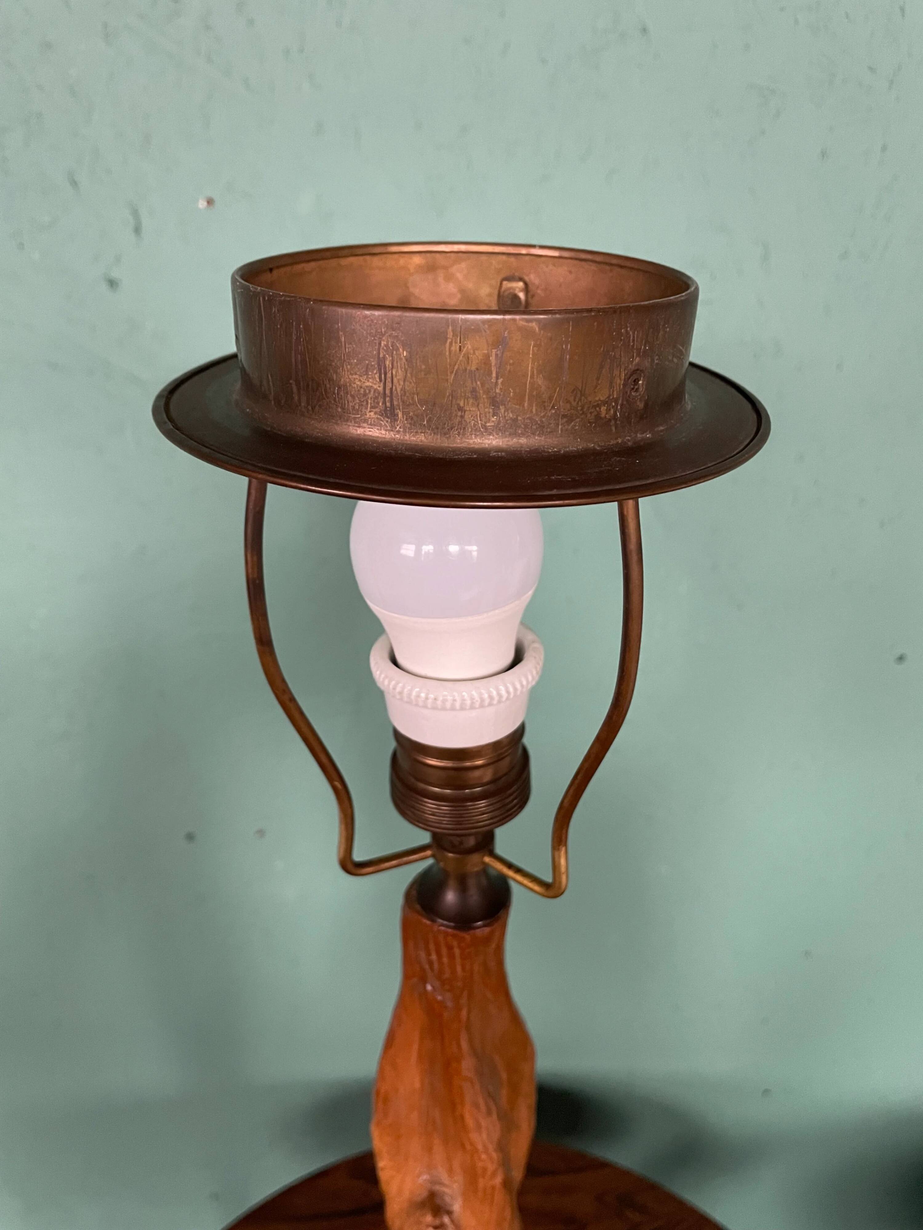 Pied de lampe de table en chêne sculpté frappante et grande (75 cm) attribuée à un sculpteur scandinave.