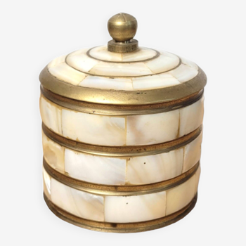 Small round box in mother-of-pearl and brass