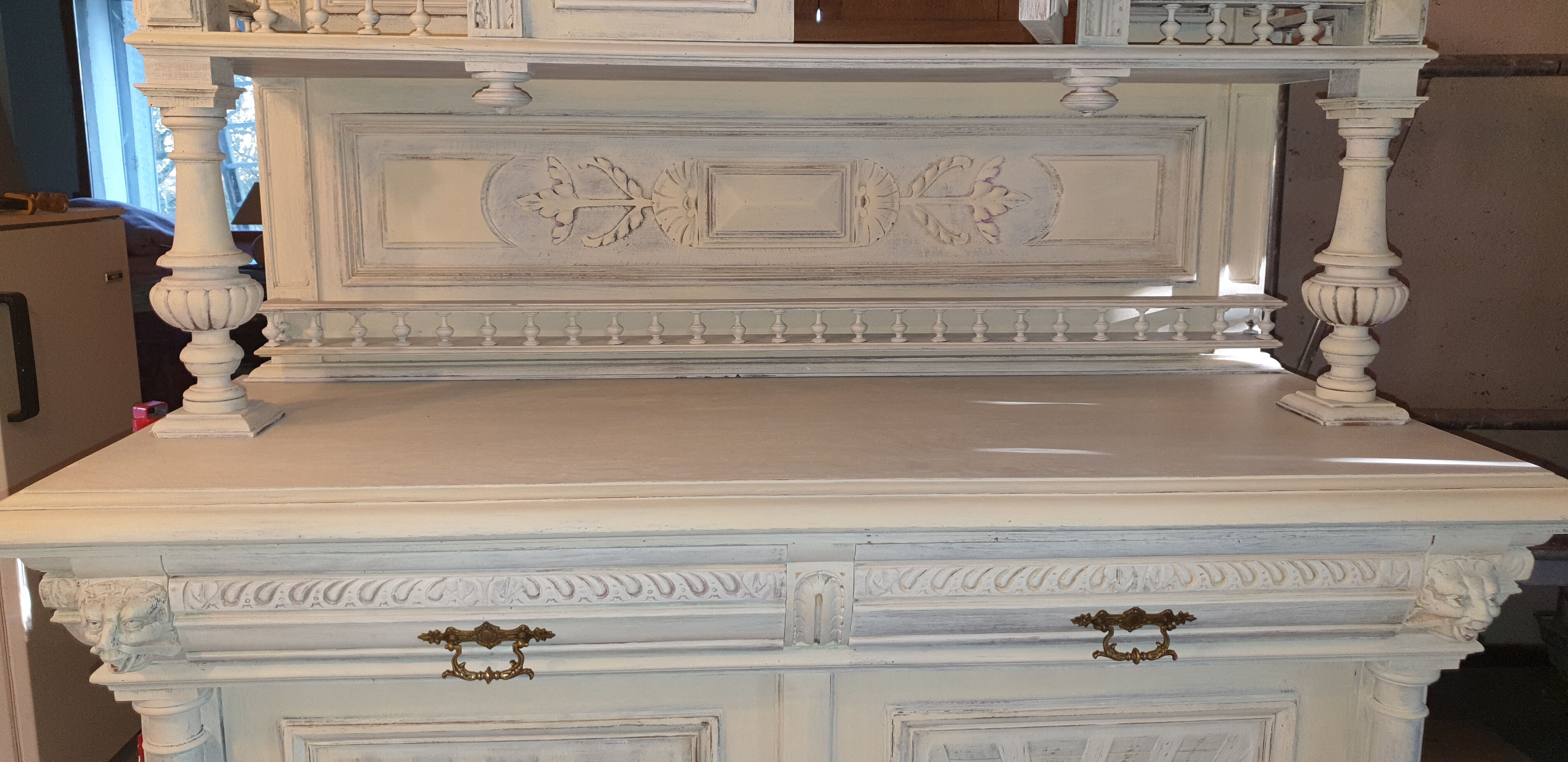 Ancien buffet deux corps en chêne, patiné, partie haute vitrées jaune et rouge(colored leaded light)