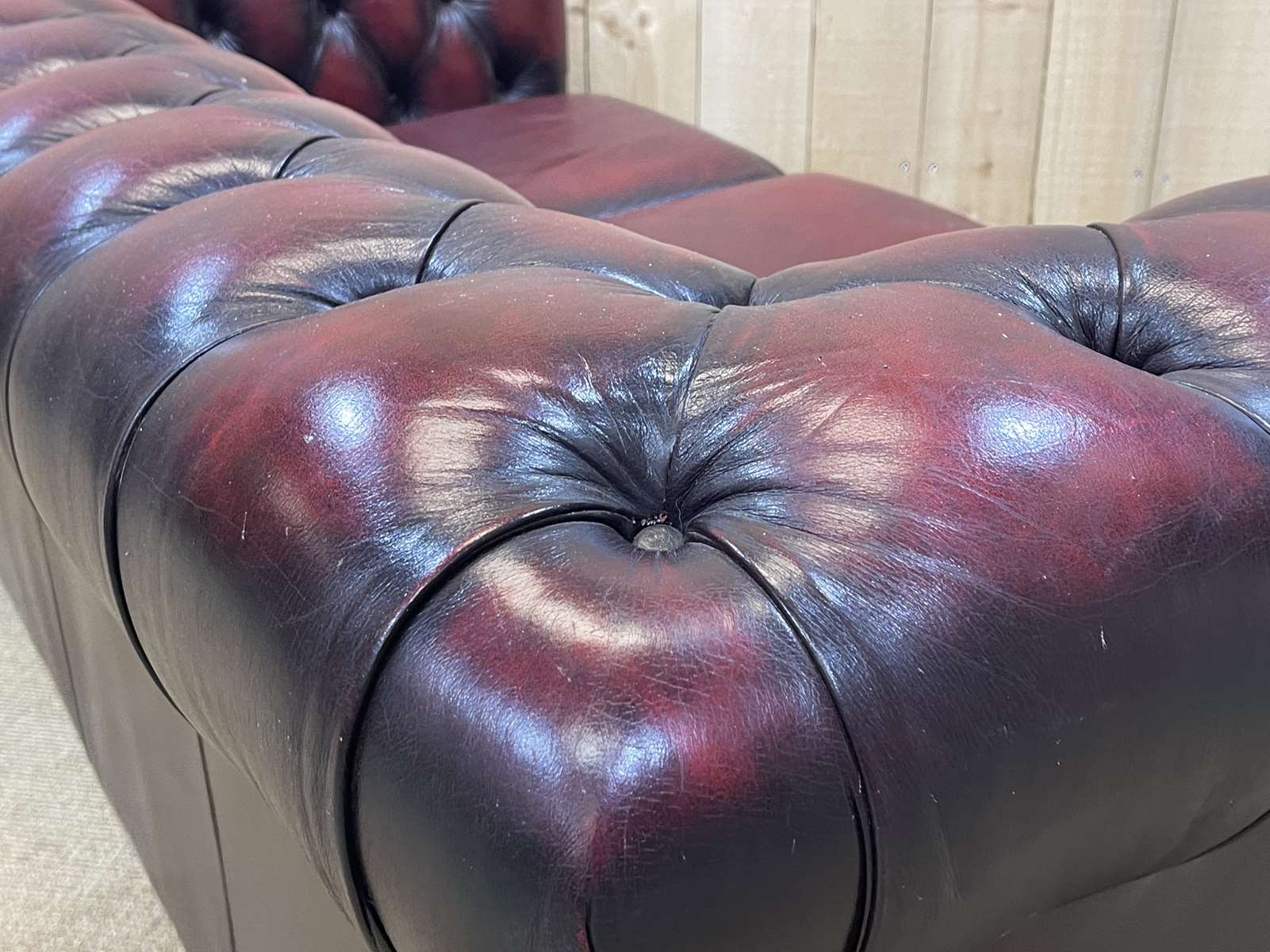 Chesterfield sofa in red leather 3 places from the 70s