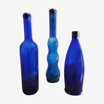 Trio de bouteilles bleues