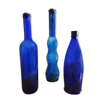 Trio de bouteilles bleues