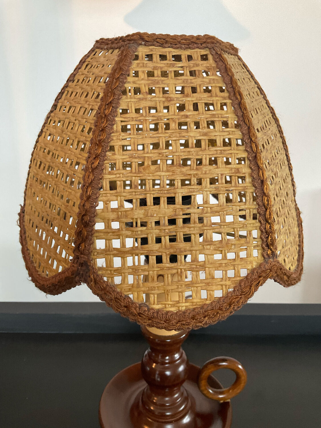Lampe vintage en bois et cannage des années 60-70