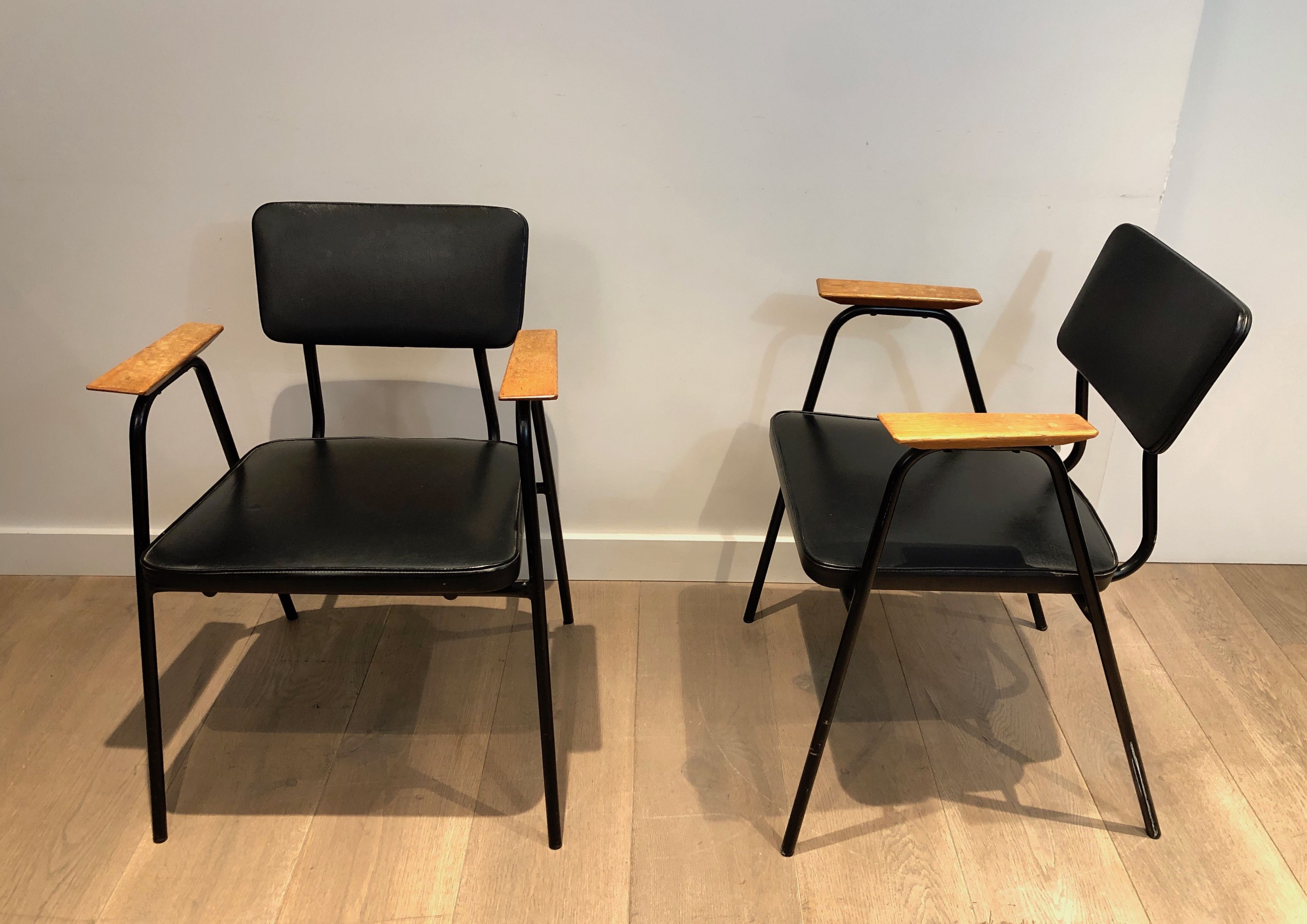 Paire de fauteuils laqués noirs modèle "M" de Pierre Guariche, vers 1950