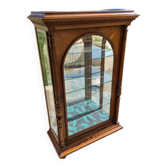 Vitrine en noyer mouluré et sculpté