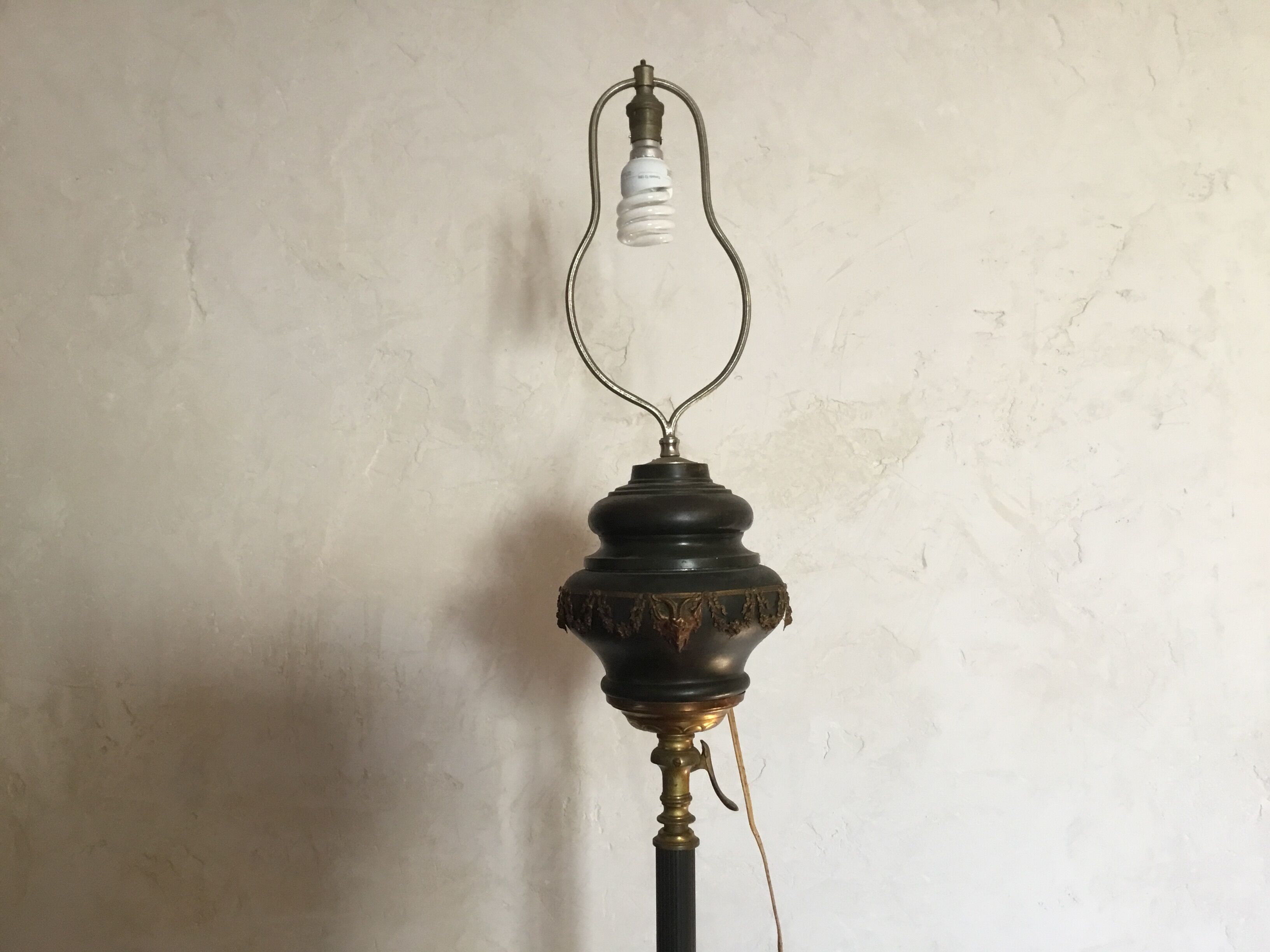 Healing-Lampadaire Side table decoration in bronze head and feet of goats