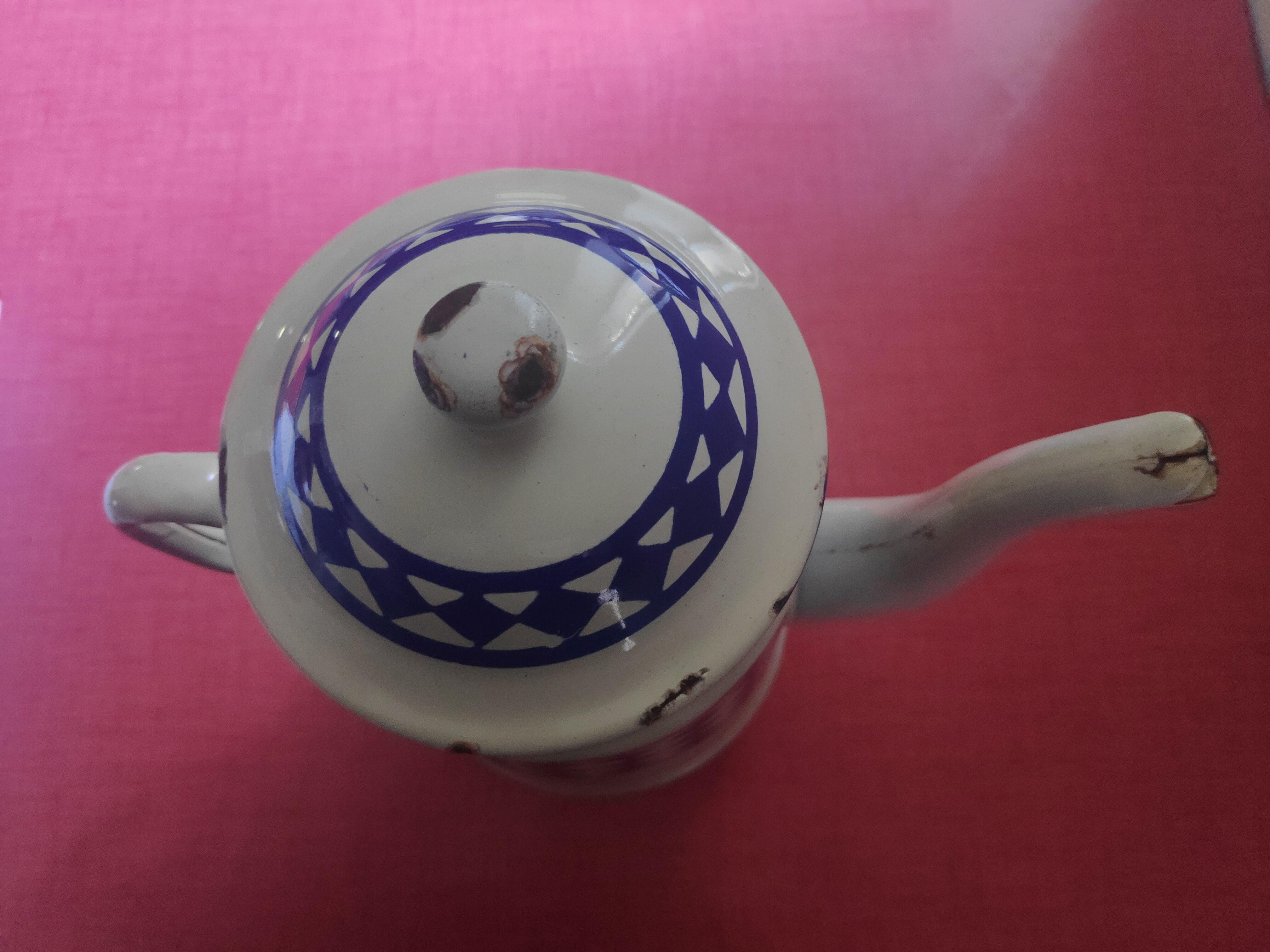 White enamelled sheet metal coffee maker with blue diamonds in relief