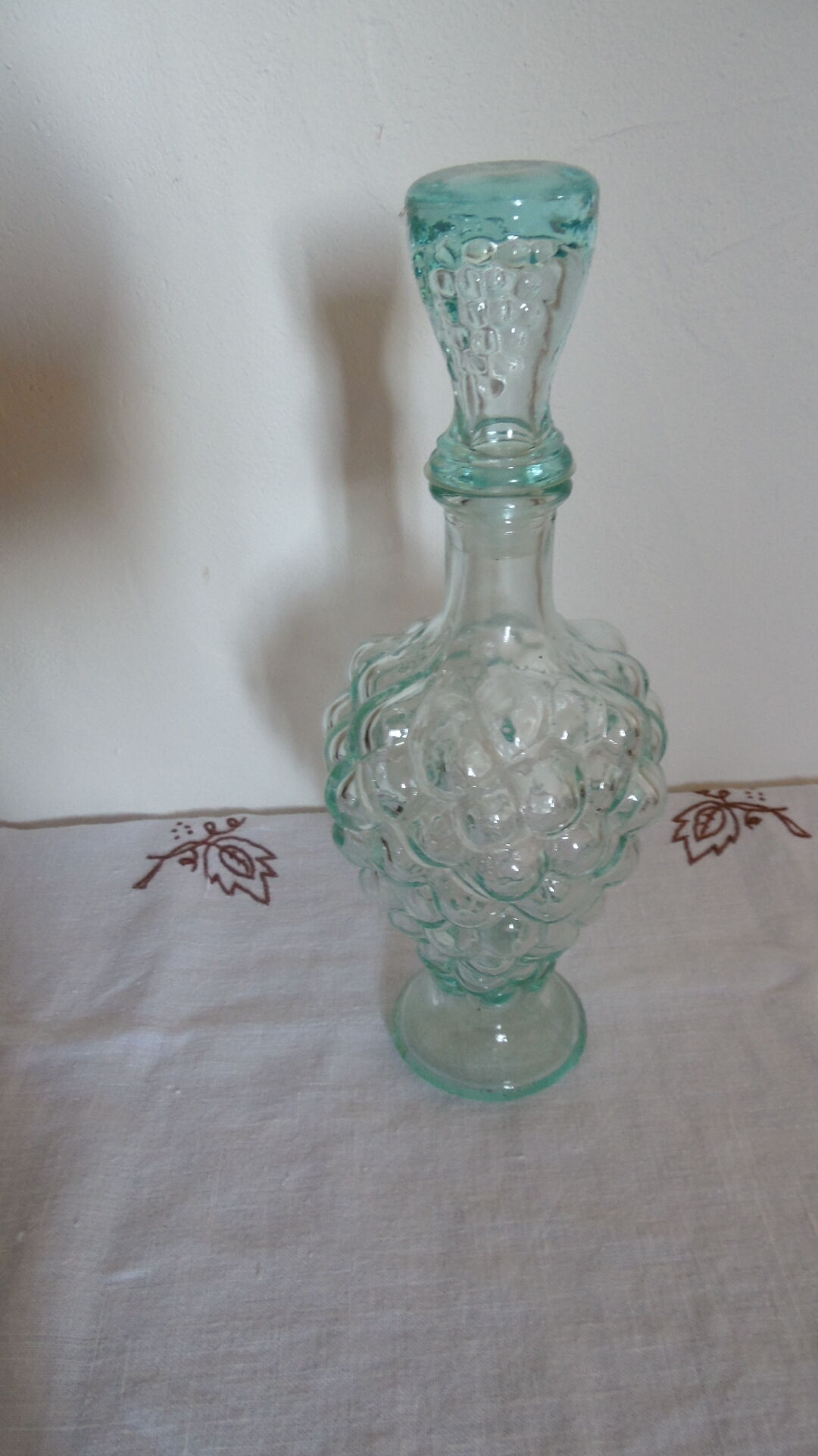 Carafe glass shape bunch of grapes