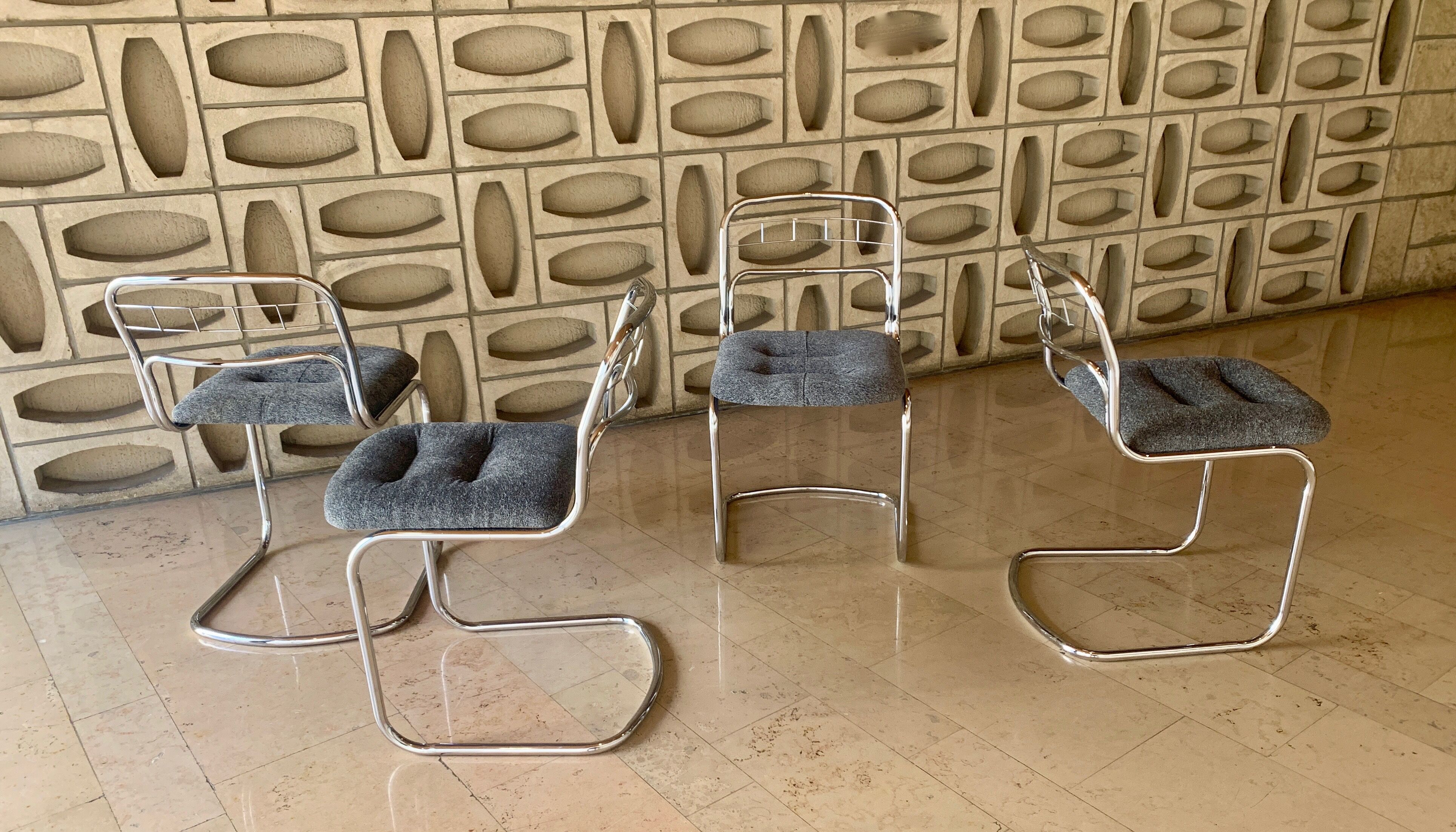 Chaises chromées avec assises retapissées