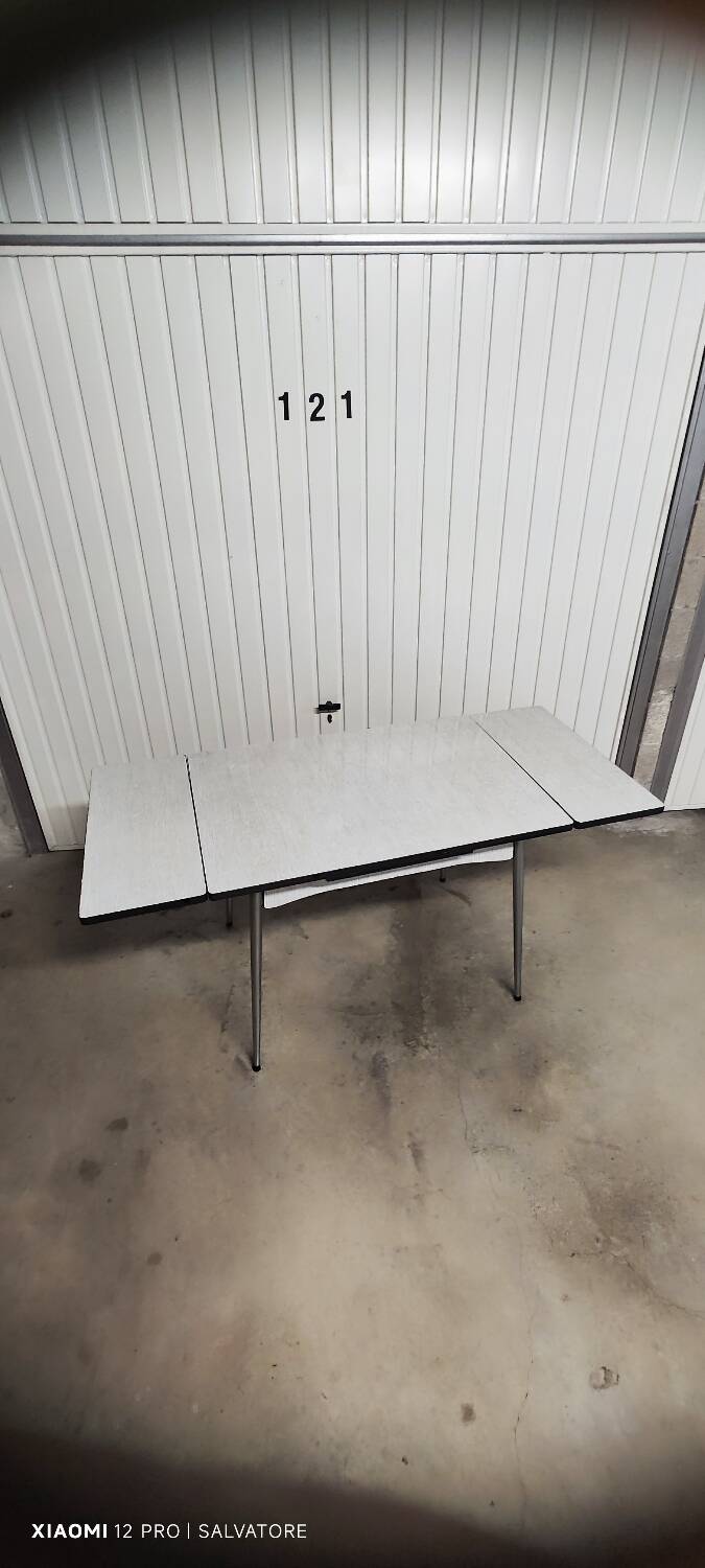Rectangular extendable table – simple lines and light finish