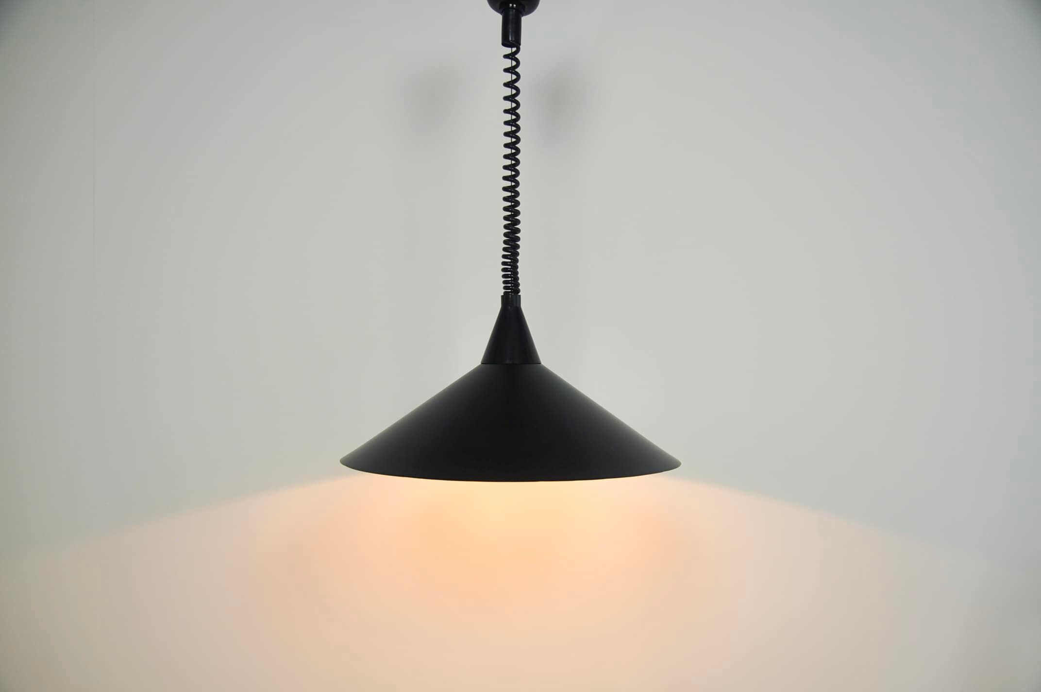 Lampe à pendentif en forme de chapeau de sorcière noir