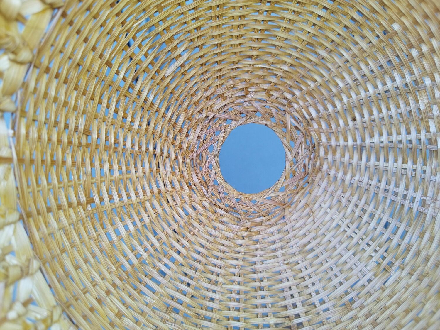 Wicker straw suspension